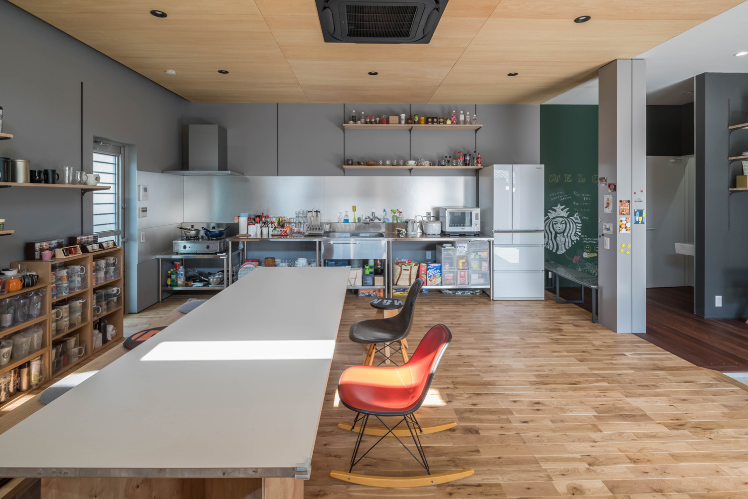 白いダイニングテーブルを置いた木材を多く使ったLDK・デザイン住宅 注文住宅・デザイン住宅建築実例_『CASE500 Color of house』_LDK