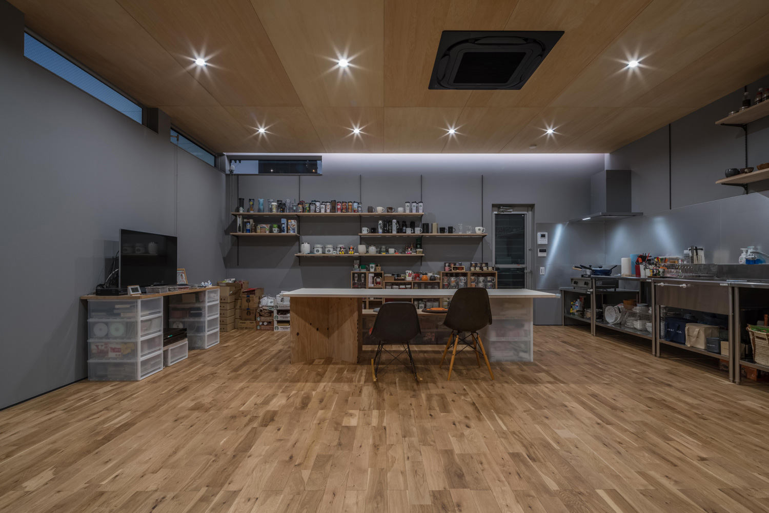 木目の天井にダウンライトを取り付けたインダストリアルなLDK・デザイン住宅 注文住宅・デザイン住宅建築実例_『CASE500 Color of house』_LDK