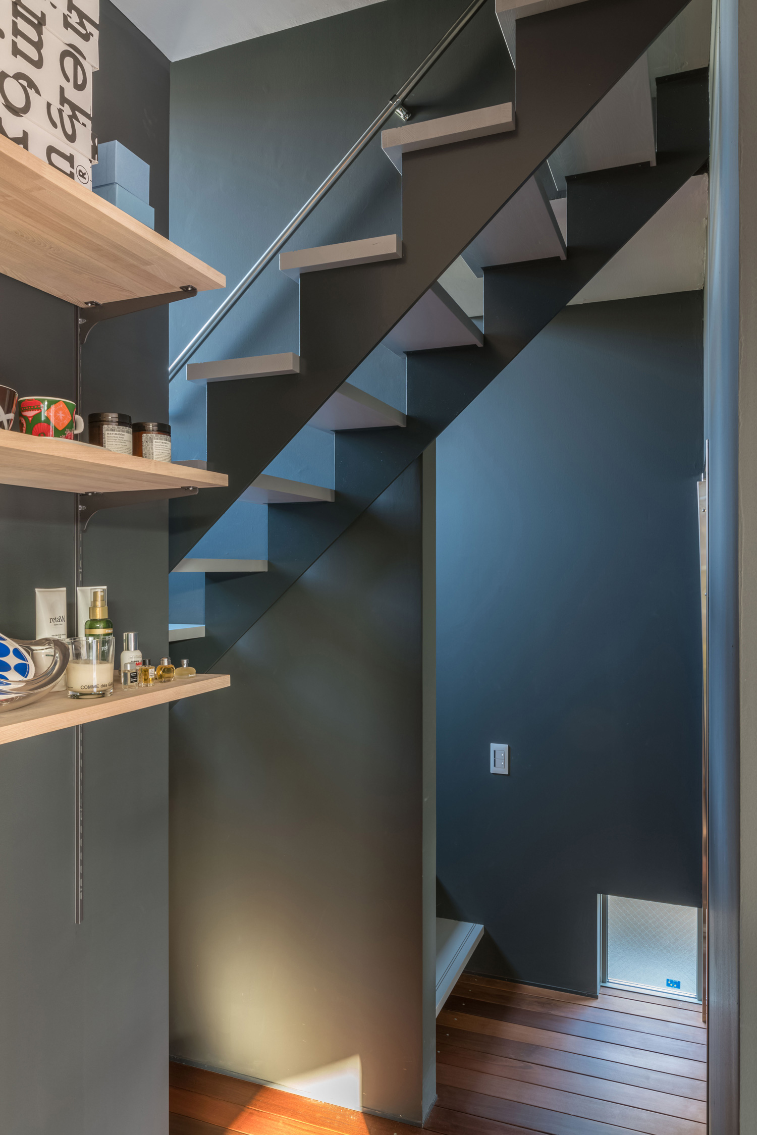 黒い壁に囲まれたシンプルな黒いスケルトン階段・デザイン住宅 注文住宅・デザイン住宅建築実例_『CASE500 Color of house』_階段