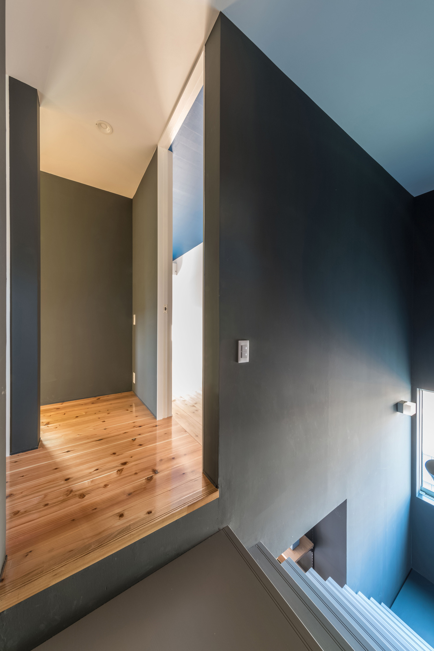 黒い壁でフローリングの二階の廊下・デザイン住宅 注文住宅・デザイン住宅建築実例_『CASE500 Color of house』_階段