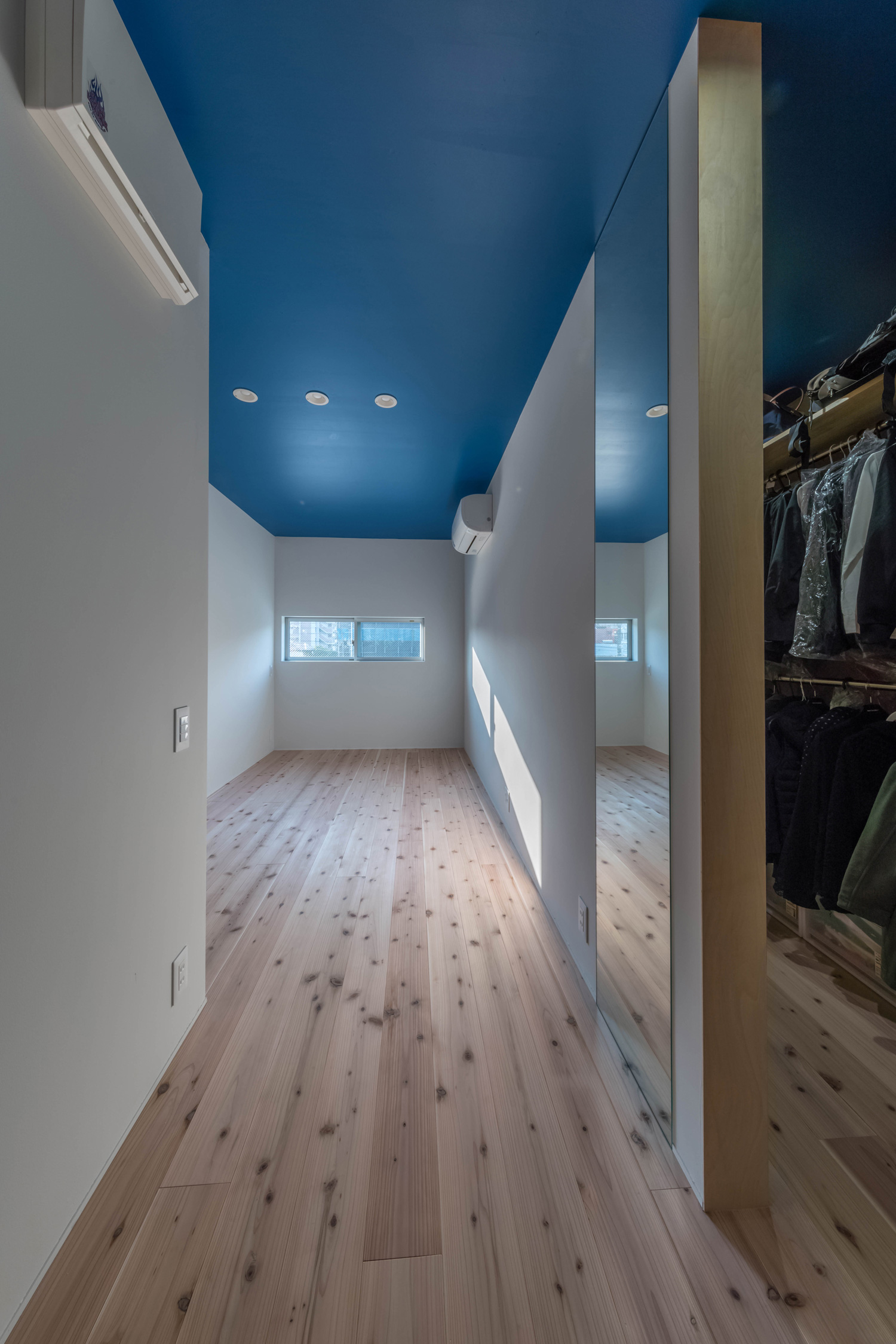 青い天井でウォークインクローゼットある寝室・デザイン住宅 注文住宅・デザイン住宅建築実例_『CASE500 Color of house』_寝室