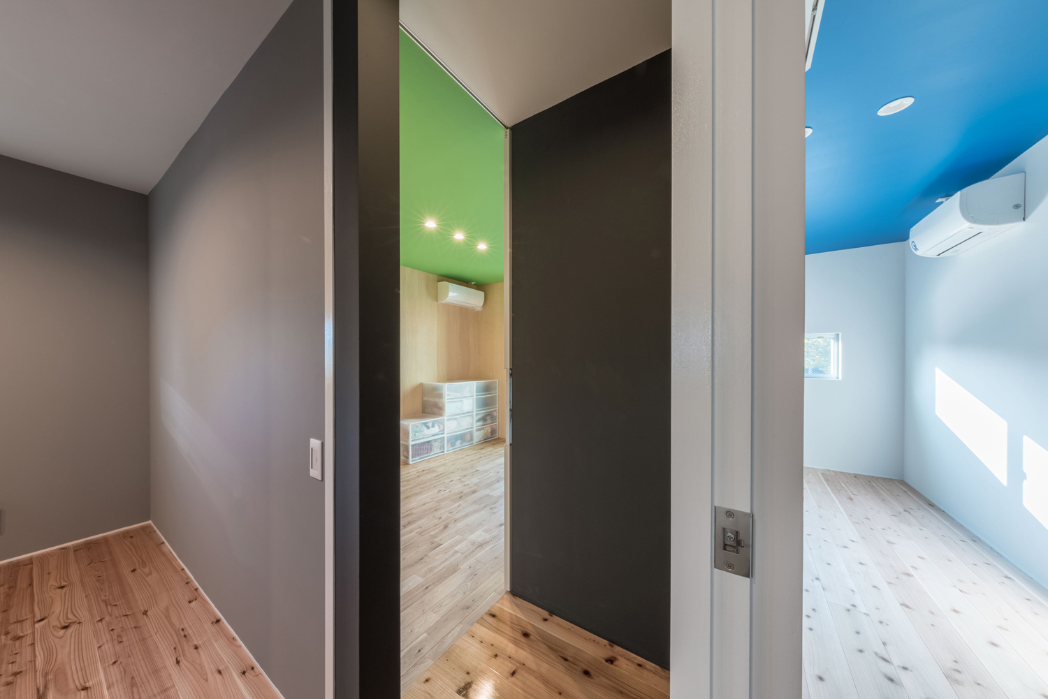 緑と青で天井の色を変えた個室・デザイン住宅 注文住宅・デザイン住宅建築実例_『CASE500 Color of house』_子供部屋