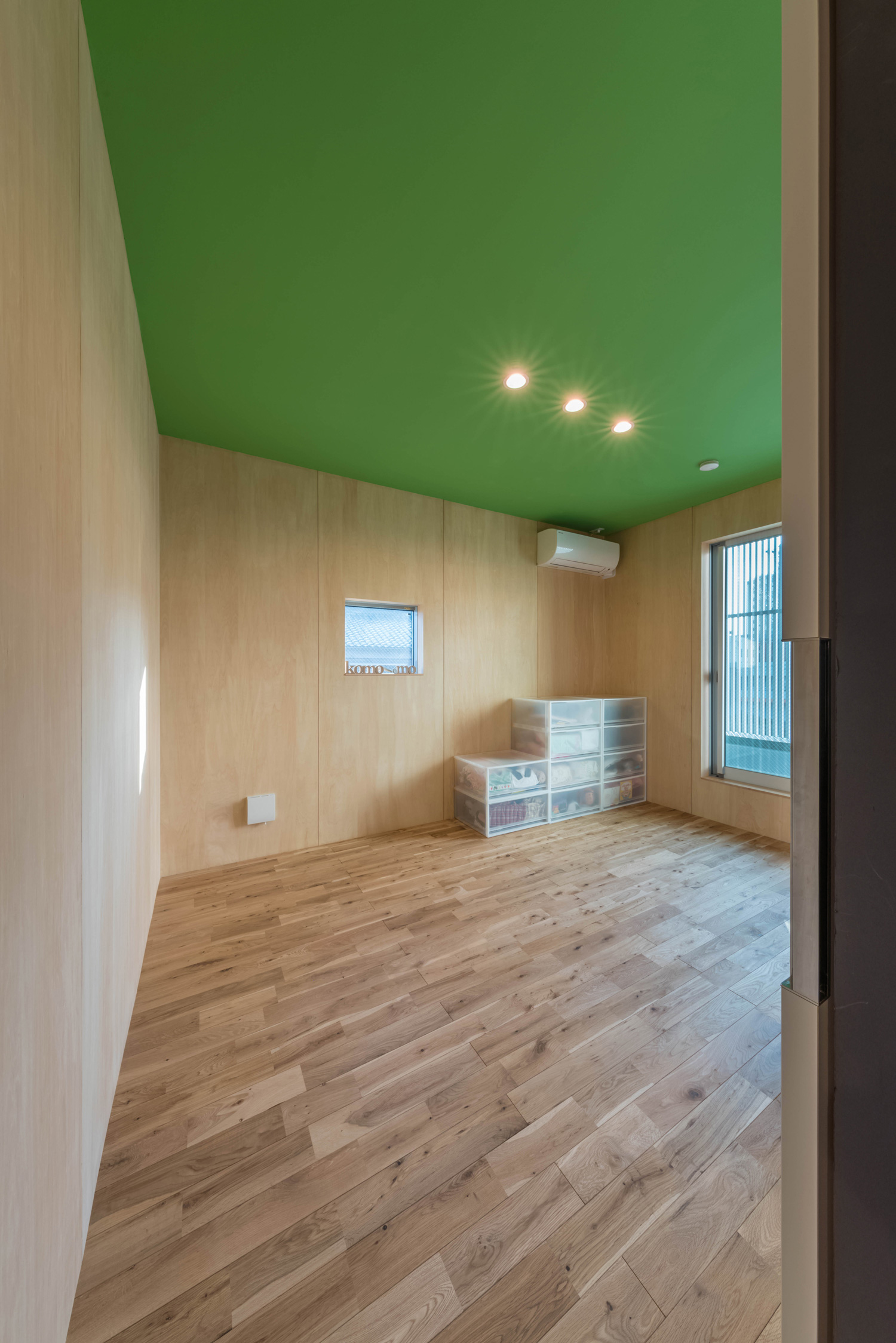 木目の壁と床で、緑色の天井の温かみのある子供部屋・デザイン住宅 注文住宅・デザイン住宅建築実例_『CASE500 Color of house』_子供部屋