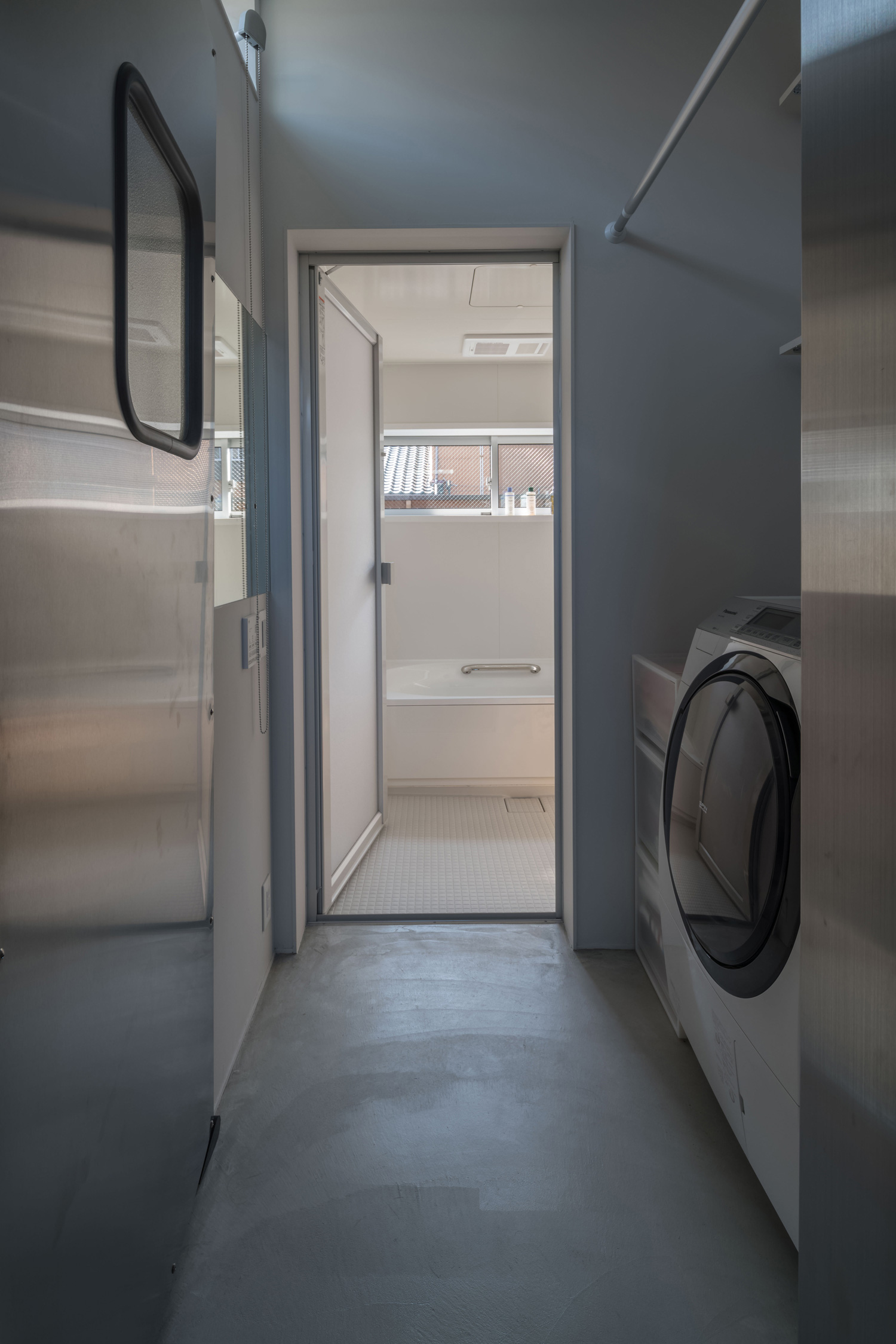 ステンレスの扉でグレーの床のスタイリッシュな洗面所・デザイン住宅 注文住宅・デザイン住宅建築実例_『CASE500 Color of house』_浴室・洗面所