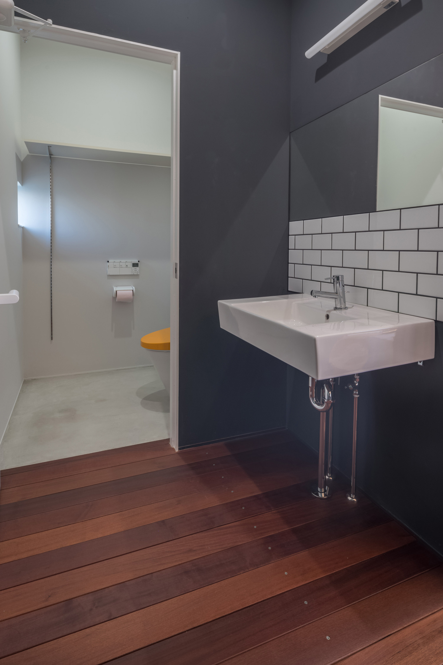 壁に白のアクセントタイルが取り付けられた洗面所・デザイン住宅 注文住宅・デザイン住宅建築実例_『CASE500 Color of house』_浴室・洗面所