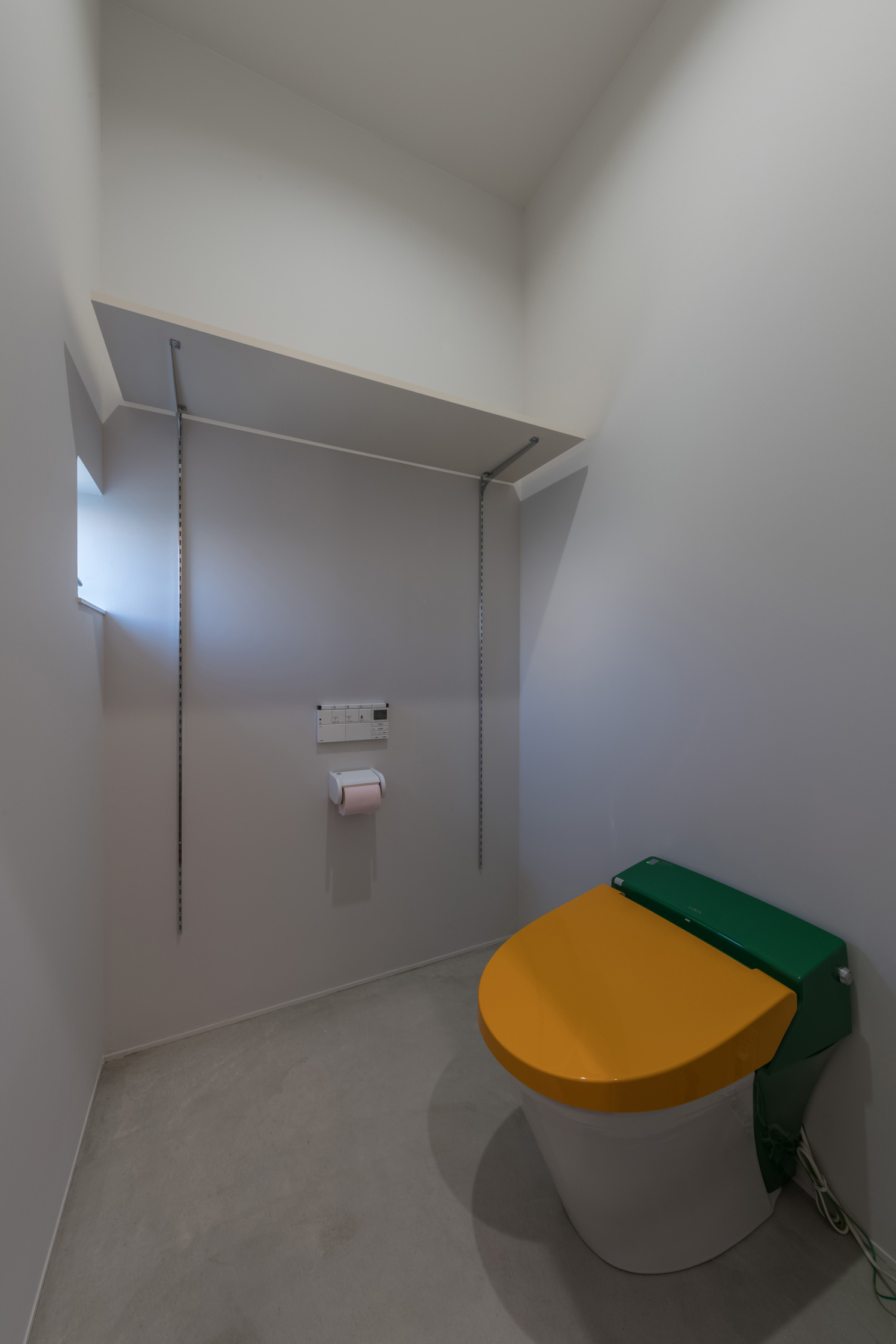 黄色と緑のポップなトイレ・デザイン住宅 注文住宅・デザイン住宅建築実例_『CASE500 Color of house』_トイレ