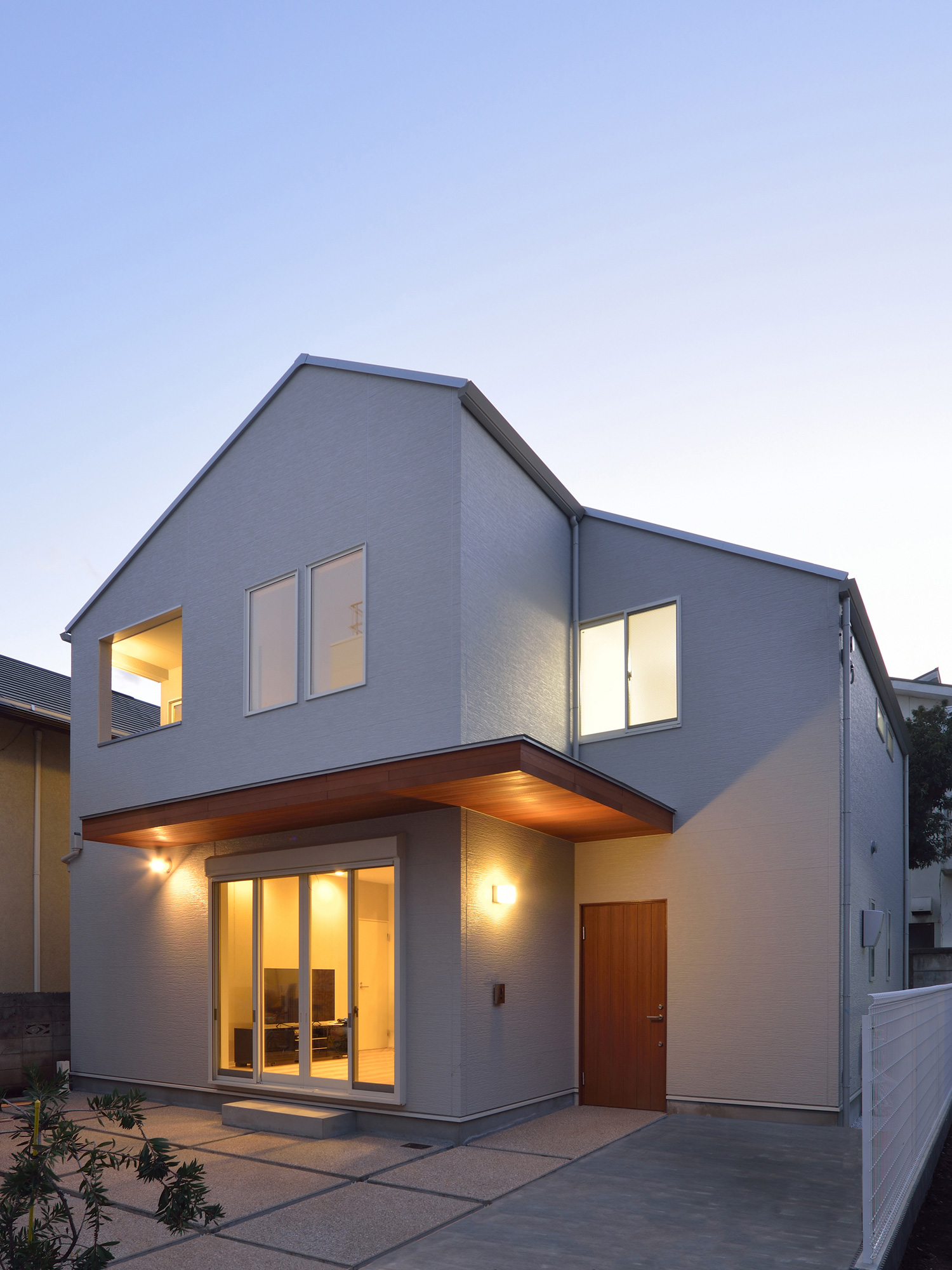 アプローチに木目の軒天井を取り付けた白い外壁の三角屋根の住まい・デザイン住宅 注文住宅・デザイン住宅建築実例_『CASE503 ヒカリノソソグイエ』_外観
