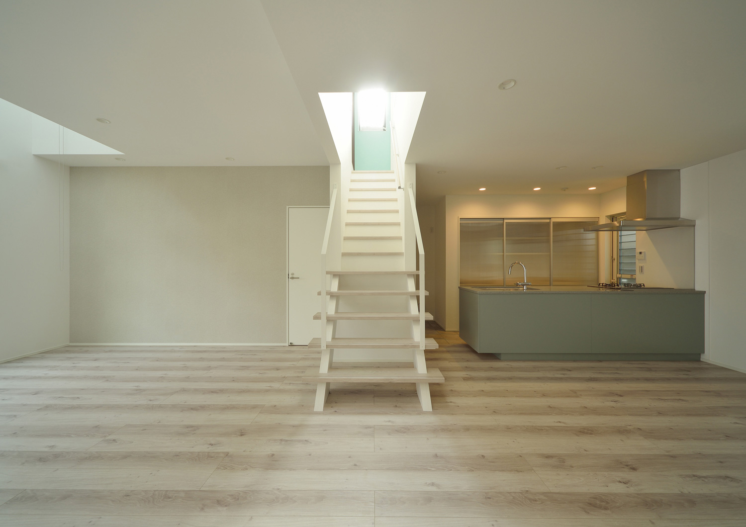 部屋の中心に白いスケルトン階段があるLDK・デザイン住宅 注文住宅・デザイン住宅建築実例_『CASE503 ヒカリノソソグイエ』_LDK