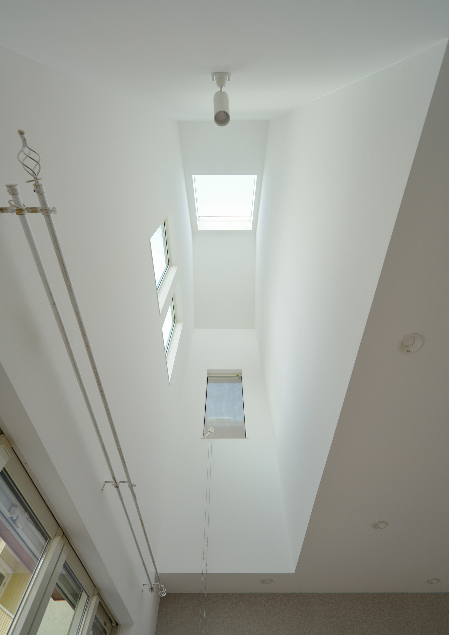 天窓を設けた吹き抜けがある明るいLDK・デザイン住宅 注文住宅・デザイン住宅建築実例_『CASE503 ヒカリノソソグイエ』_LDK