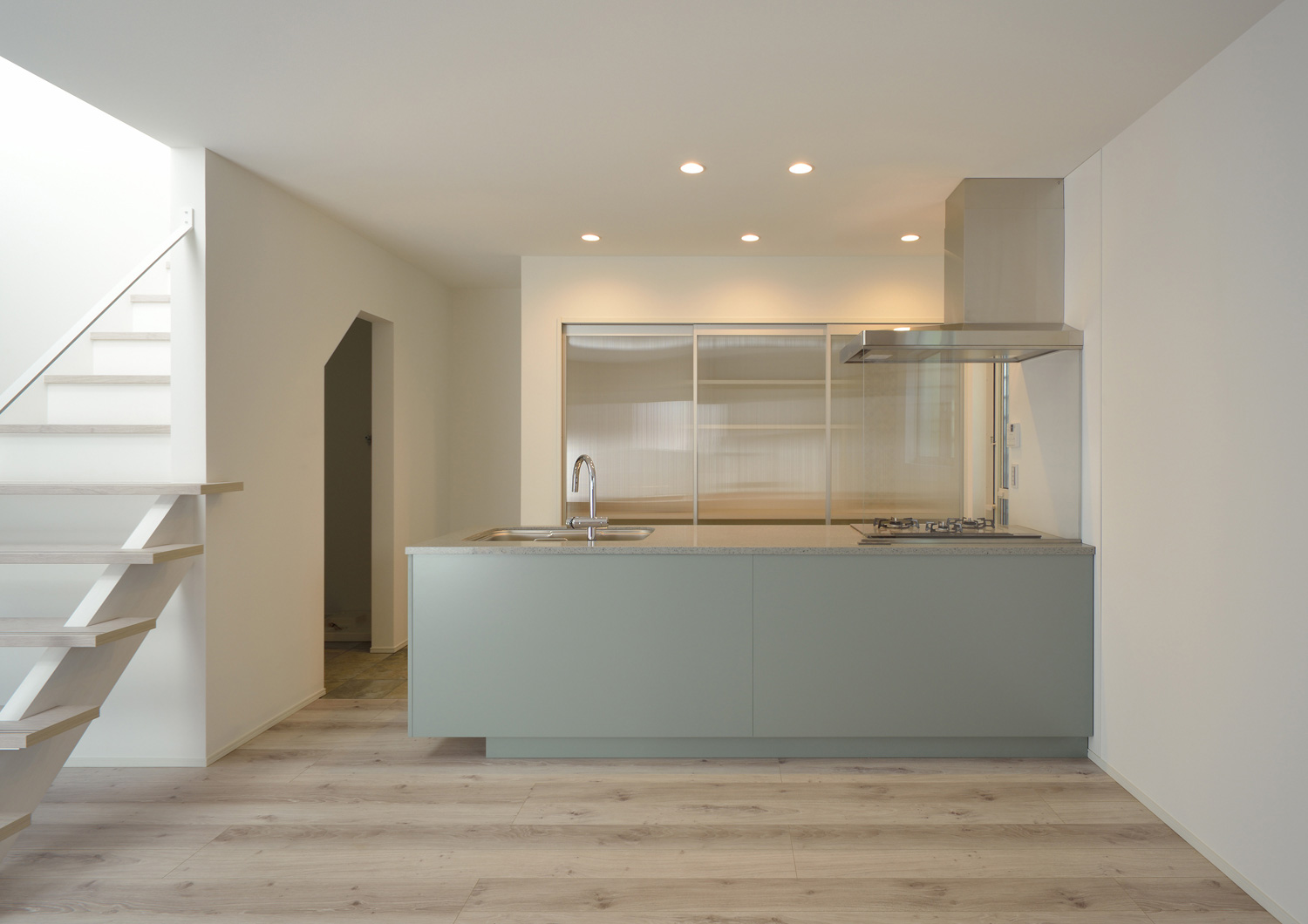 グレーのシンプルなペニンシュラキッチン・デザイン住宅 注文住宅・デザイン住宅建築実例_『CASE503 ヒカリノソソグイエ』_キッチン