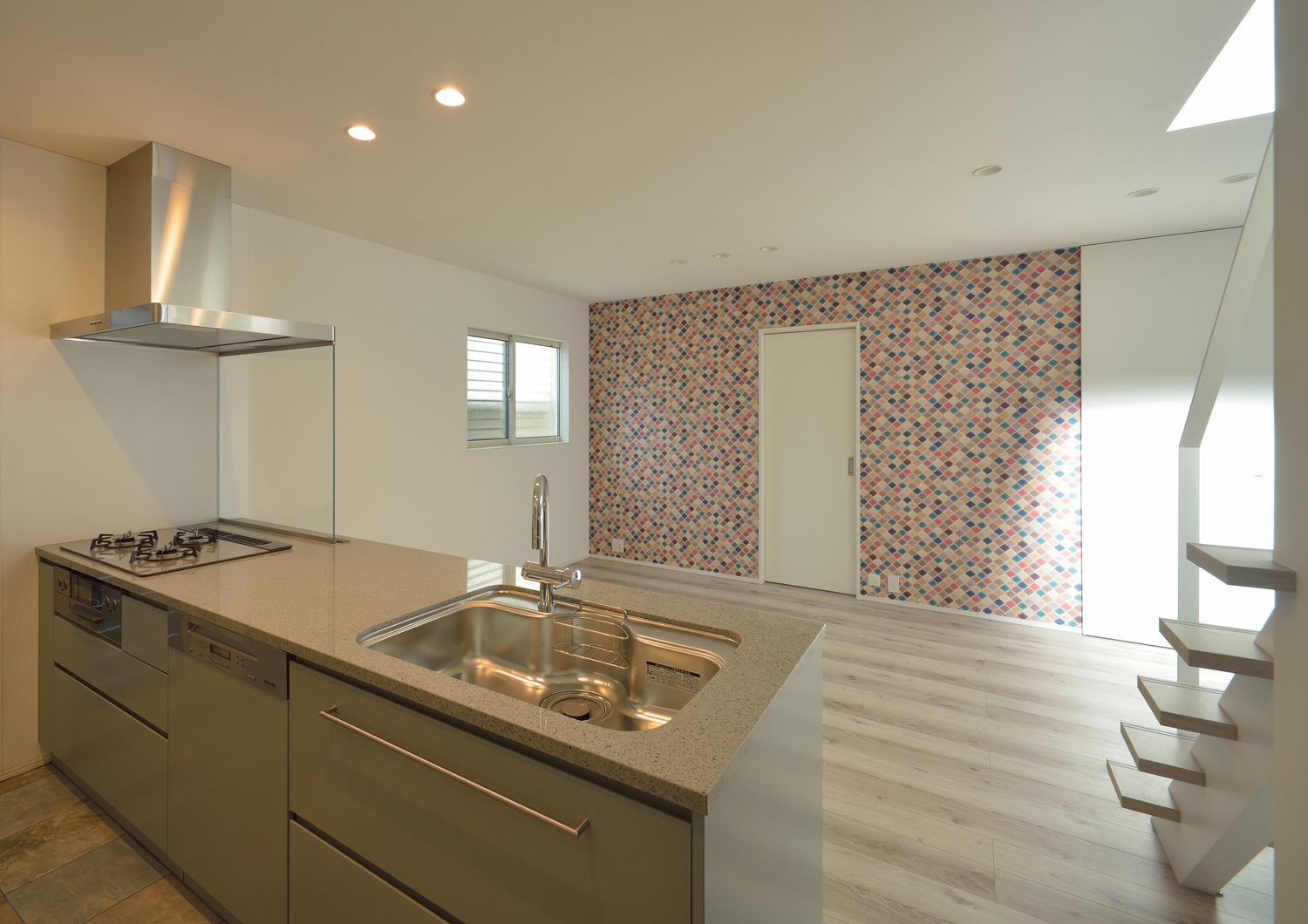 カラフルなモザイクタイルがアクセントになった明るくおしゃれなLDK・デザイン住宅 注文住宅・デザイン住宅建築実例_『CASE503 ヒカリノソソグイエ』_キッチン