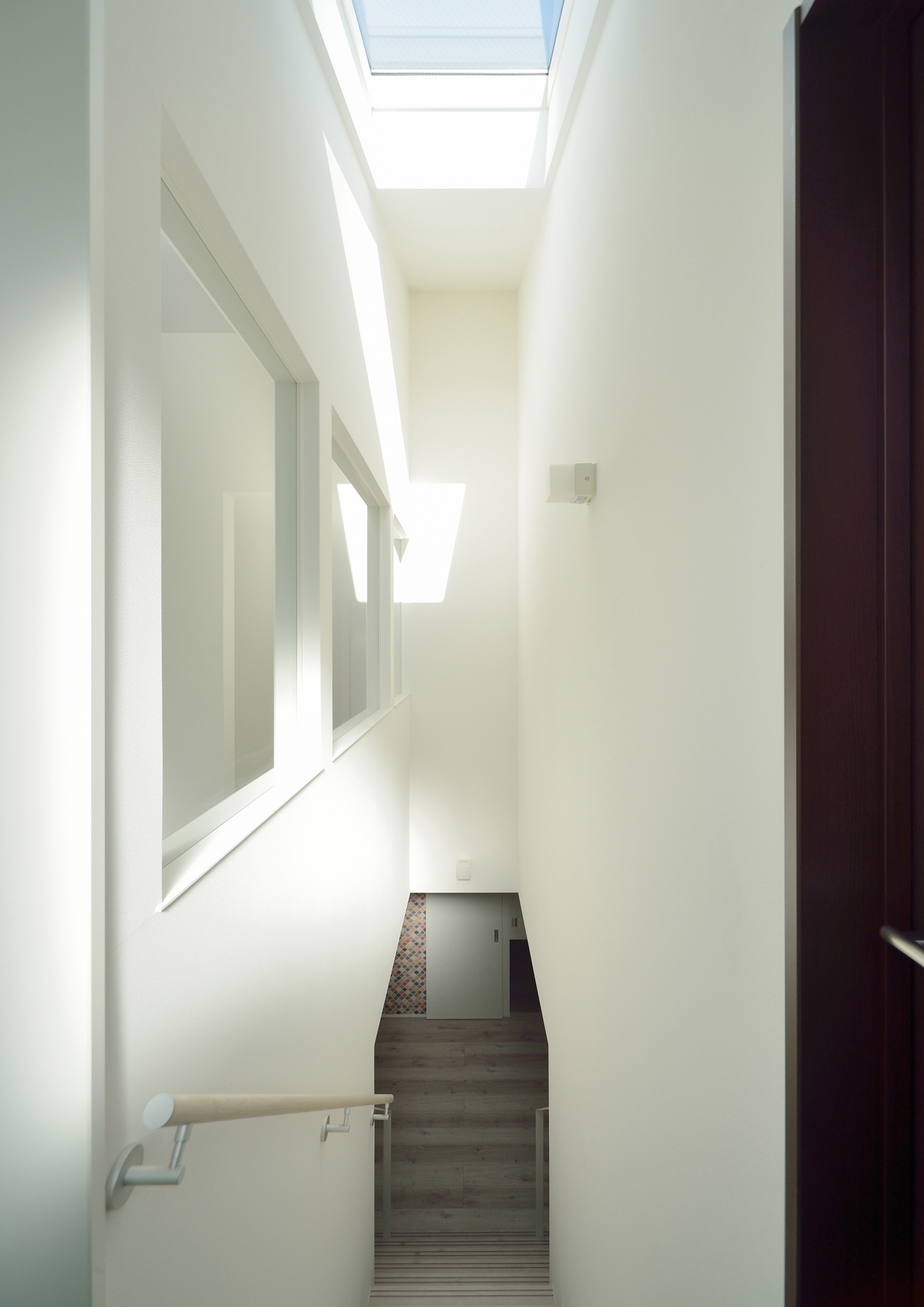 天窓付きの吹き抜けになっている開放的な階段部分・デザイン住宅 注文住宅・デザイン住宅建築実例_『CASE503 ヒカリノソソグイエ』_階段