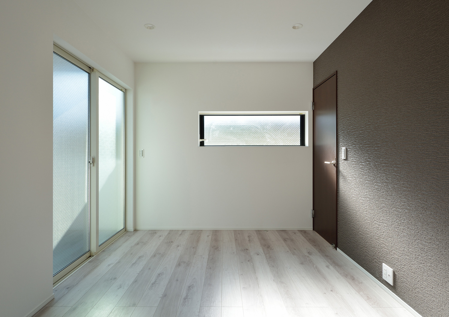 アクセントクロスと玄関扉をダークブラウンで統一した落ち着きのある寝室・デザイン住宅 注文住宅・デザイン住宅建築実例_『CASE503 ヒカリノソソグイエ』_寝室