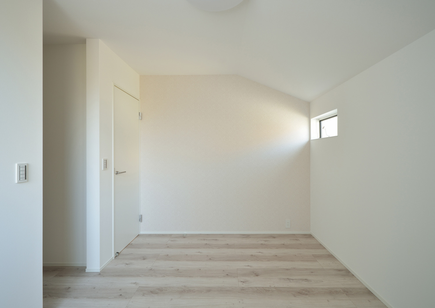 小窓を取り付けた白っぽいフローリングの部屋・デザイン住宅 注文住宅・デザイン住宅建築実例_『CASE503 ヒカリノソソグイエ』_寝室