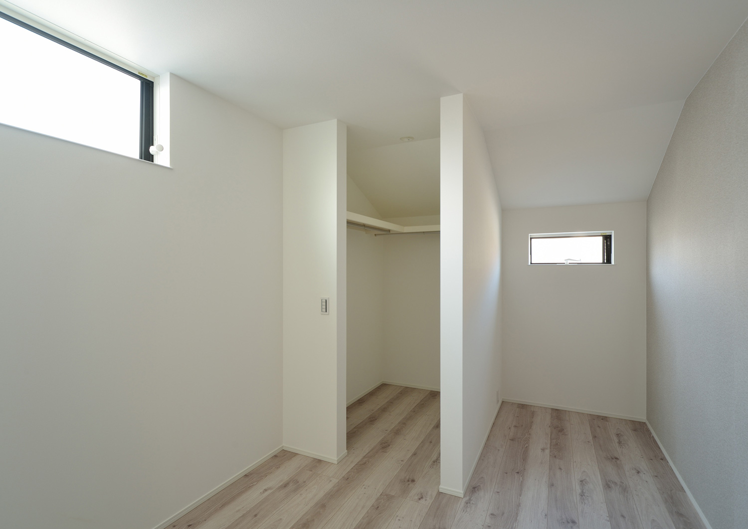 半個室のウォークインクローゼットがある白を中心とした寝室・デザイン住宅 注文住宅・デザイン住宅建築実例_『CASE503 ヒカリノソソグイエ』_寝室