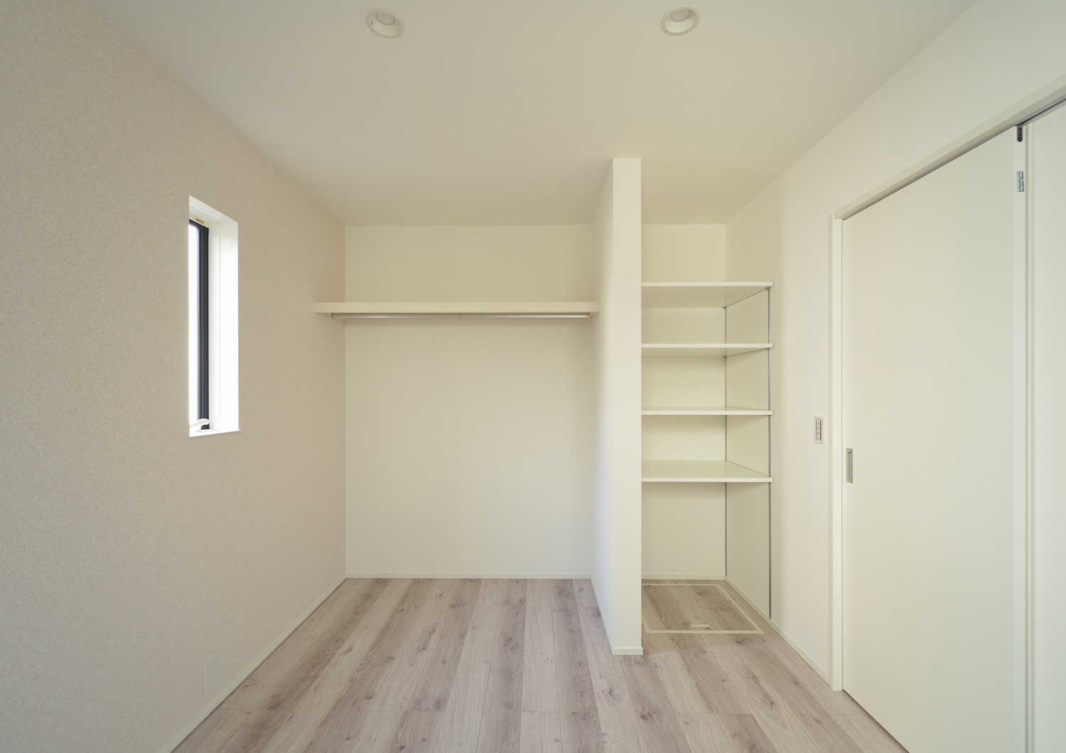 可動棚やハンガーラックがある白いフローリングの寝室・デザイン住宅 注文住宅・デザイン住宅建築実例_『CASE503 ヒカリノソソグイエ』_寝室