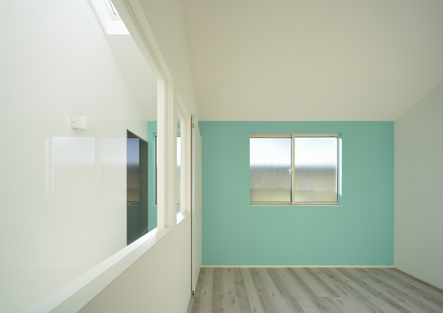 水色のアクセントクロスに窓を取り付けた室内窓付きの子供部屋・デザイン住宅 注文住宅・デザイン住宅建築実例_『CASE503 ヒカリノソソグイエ』_子供部屋