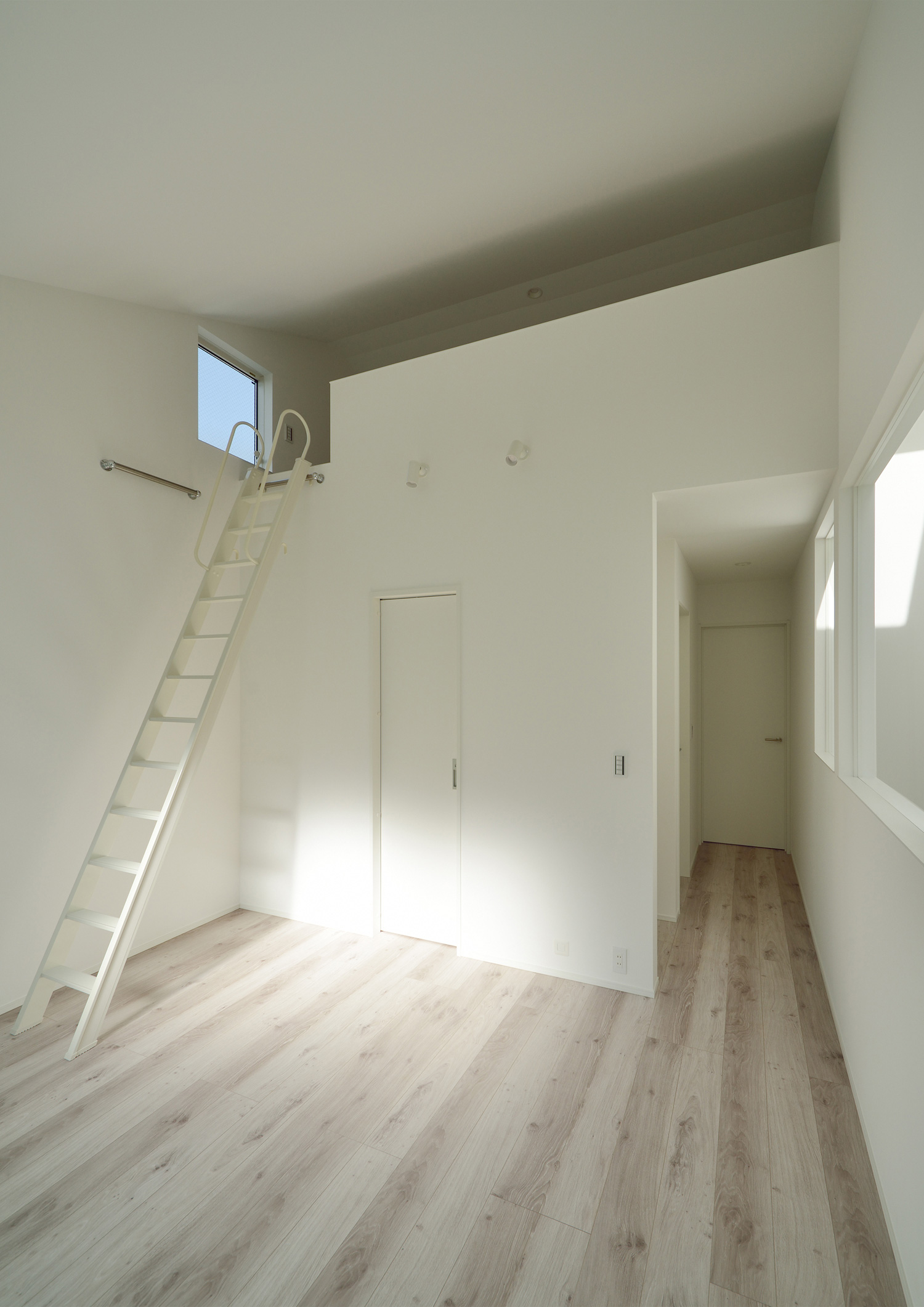 ロフト付きの白を基調としたシンプルな子供部屋・デザイン住宅 注文住宅・デザイン住宅建築実例_『CASE503 ヒカリノソソグイエ』_子供部屋