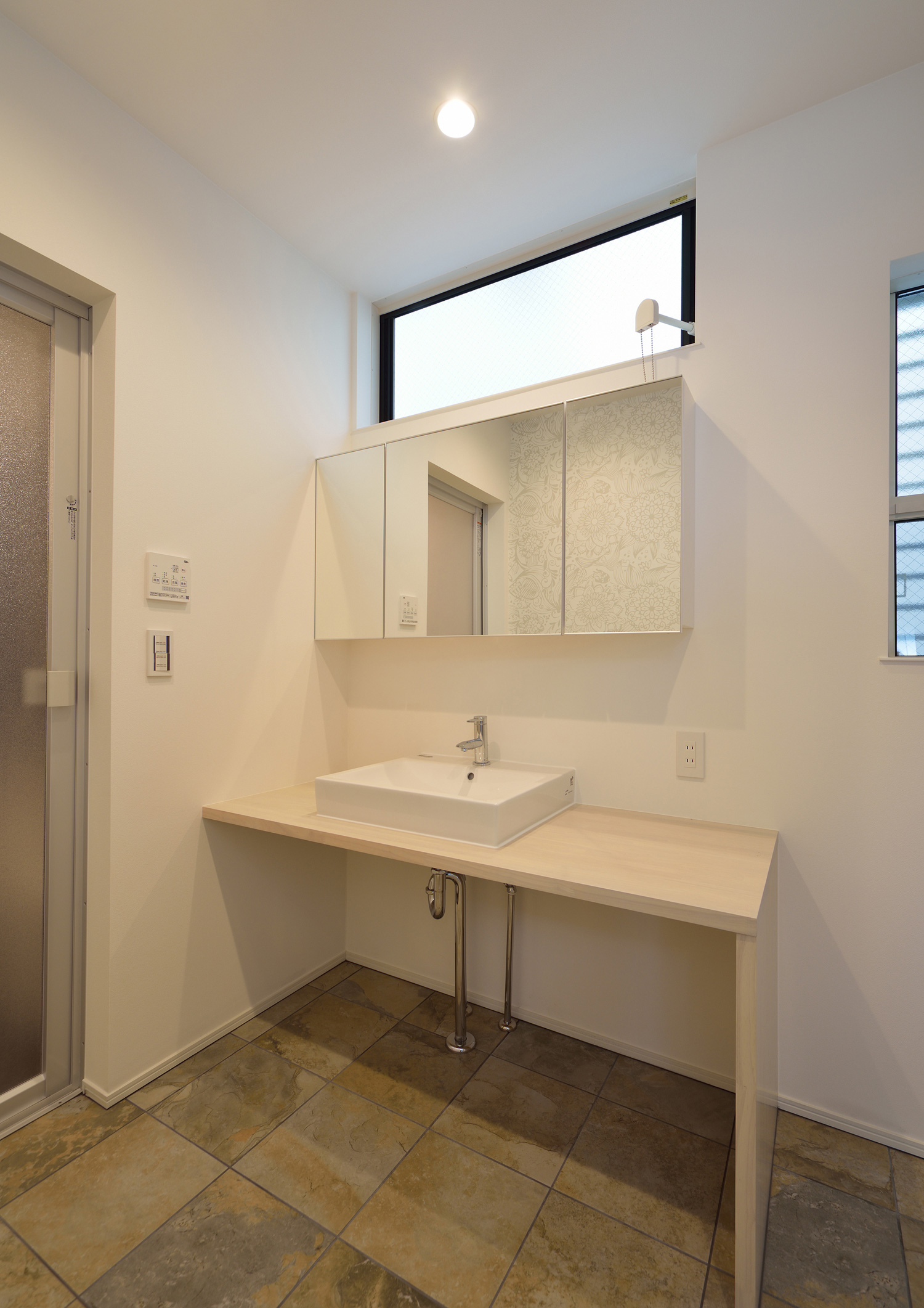 天井近くにスリット窓を取り付けた明るく清潔感のある洗面所・デザイン住宅 注文住宅・デザイン住宅建築実例_『CASE503 ヒカリノソソグイエ』_浴室・洗面所