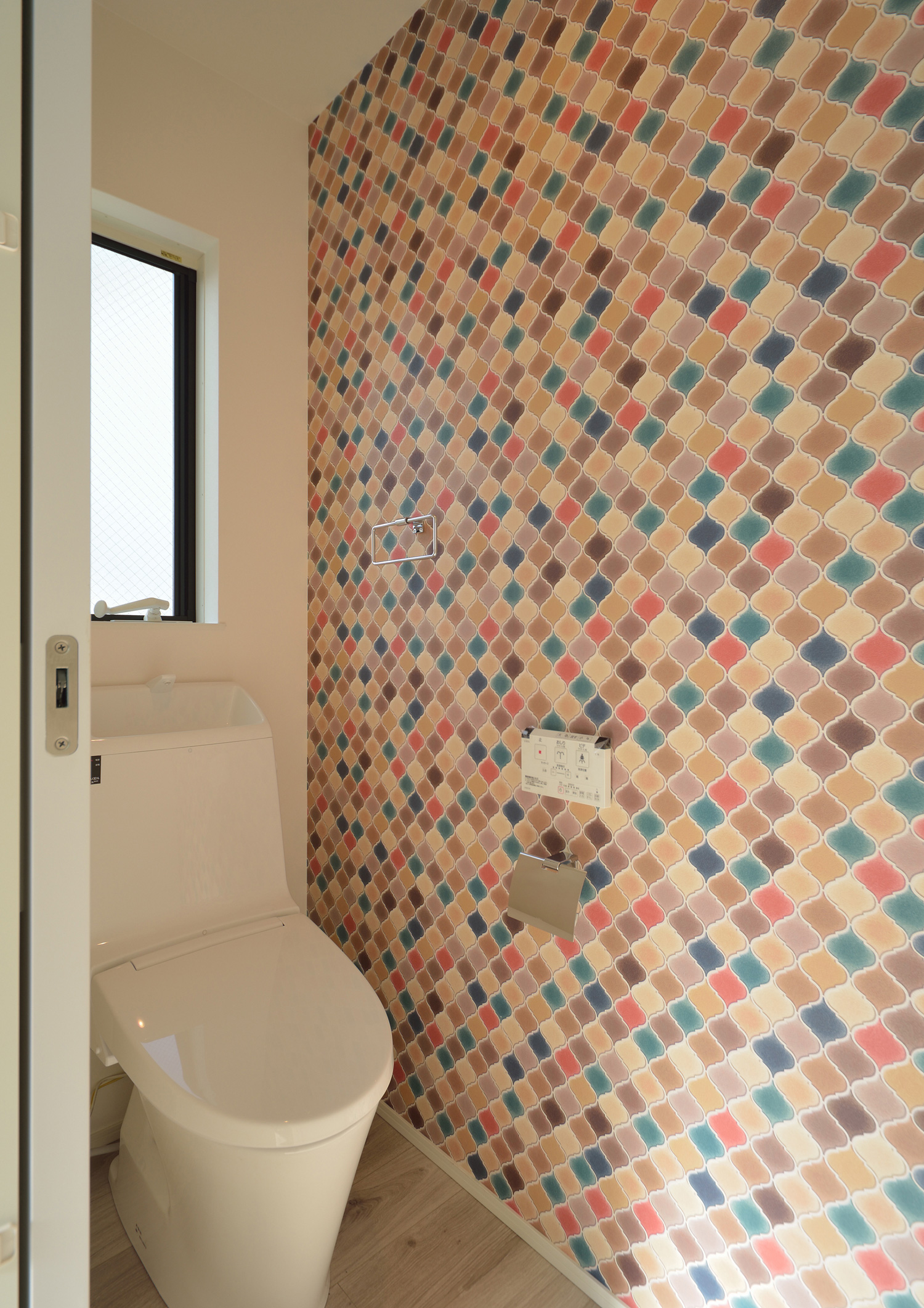 カラフルなタイルのアクセントクロスがあるトイレ・デザイン住宅 注文住宅・デザイン住宅建築実例_『CASE503 ヒカリノソソグイエ』_トイレ
