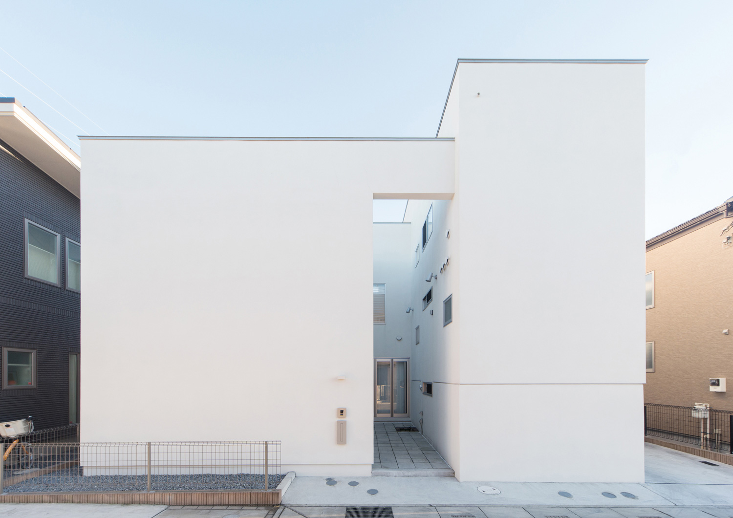 デザイン住宅建築実例_外観・注文住宅『CASE504 中庭と３つのテラスのある家』の建築実例・施⼯例の写真・建物外観全体 注文住宅・デザイン住宅建築実例_『CASE504 中庭と３つのテラスのある家』_外観