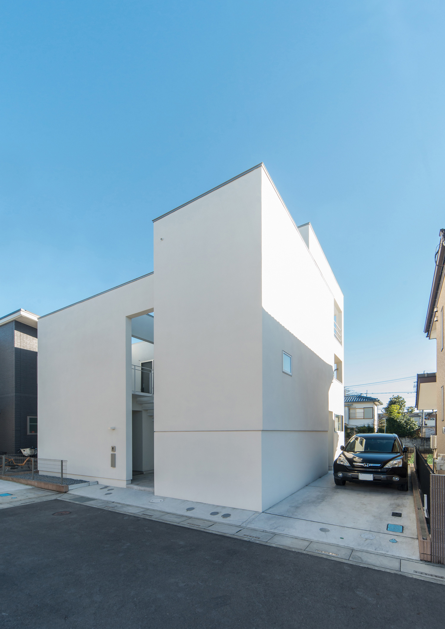 白い外壁でキューブ状の外観の住まい・デザイン住宅 注文住宅・デザイン住宅建築実例_『CASE504 中庭と３つのテラスのある家』_外観