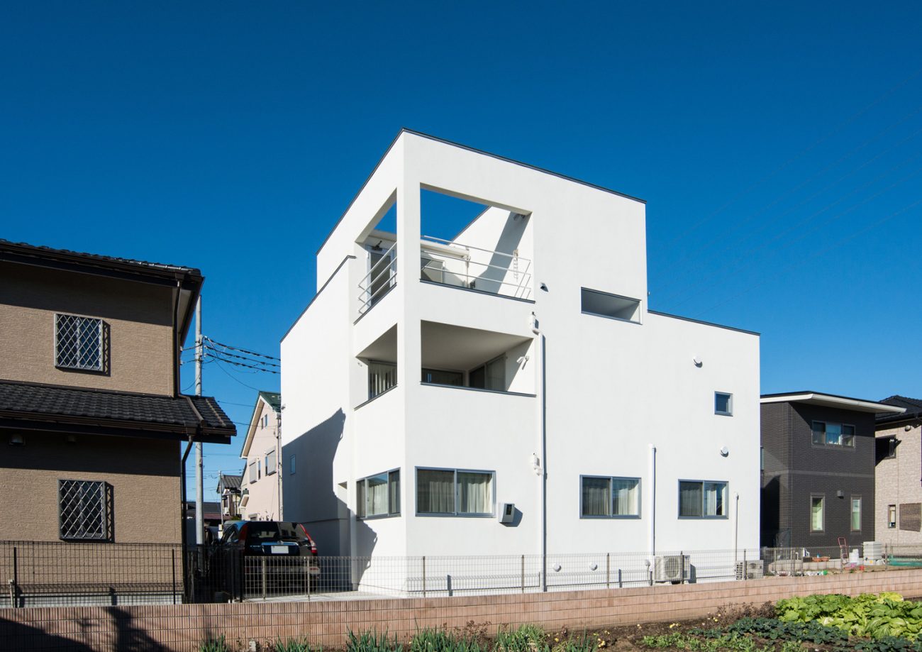 ルーフバルコニーがあるシンプルな白い外壁の住まい・デザイン住宅 注文住宅・デザイン住宅建築実例_『CASE504 中庭と３つのテラスのある家』_外観