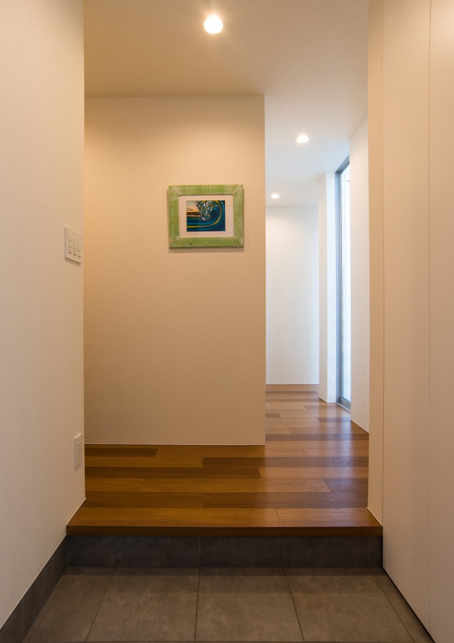 白い壁とフローリングのシンプルでコンパクトな玄関・デザイン住宅 注文住宅・デザイン住宅建築実例_『CASE504 中庭と３つのテラスのある家』_玄関