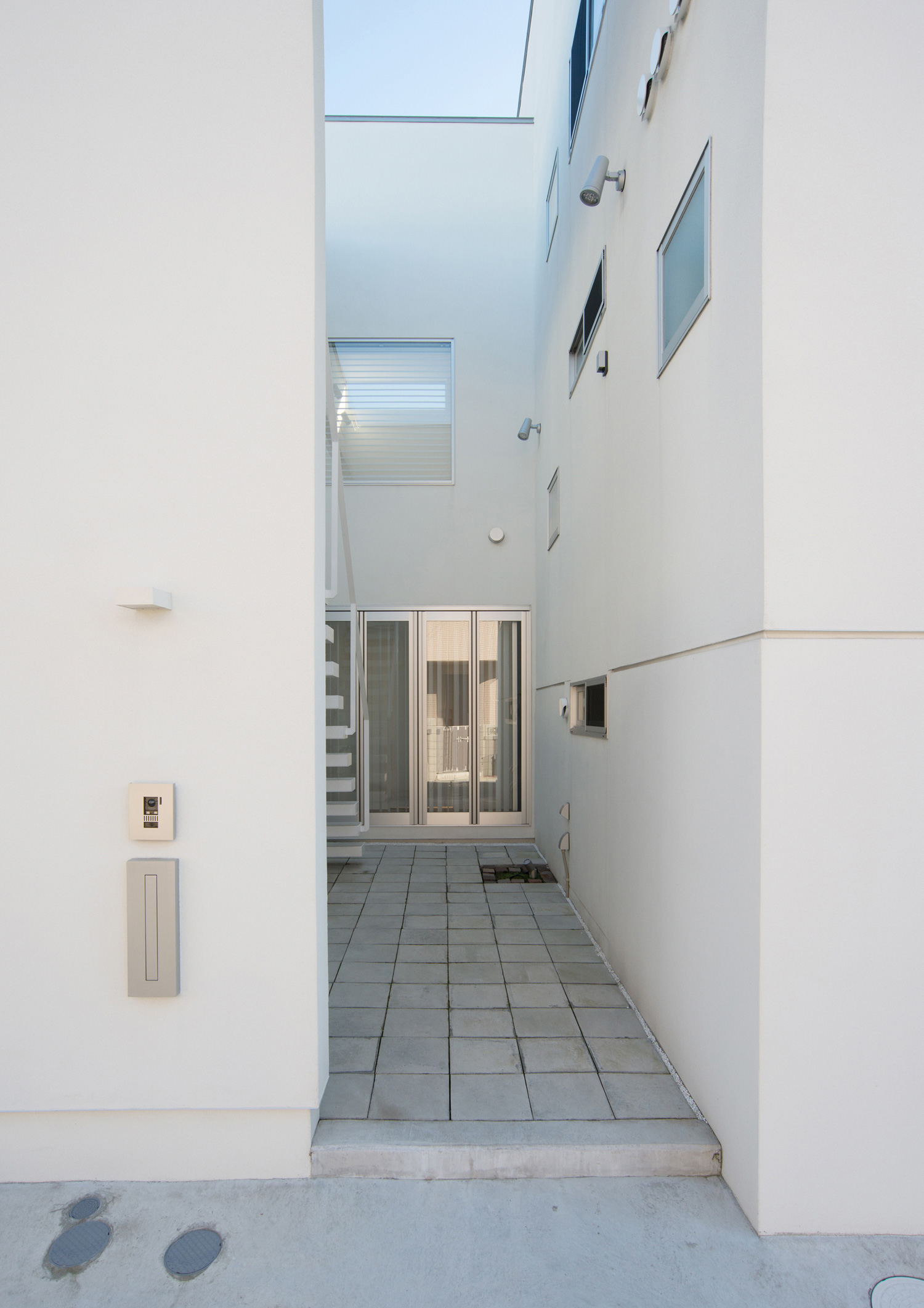 壁に囲まれたプライバシー性の高い玄関アプローチ・デザイン住宅 注文住宅・デザイン住宅建築実例_『CASE504 中庭と３つのテラスのある家』_中庭