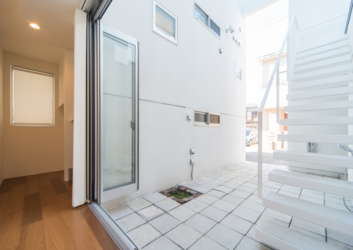 外階段があるタイルの中庭に面した大開口窓・デザイン住宅 注文住宅・デザイン住宅建築実例_『CASE504 中庭と３つのテラスのある家』_中庭