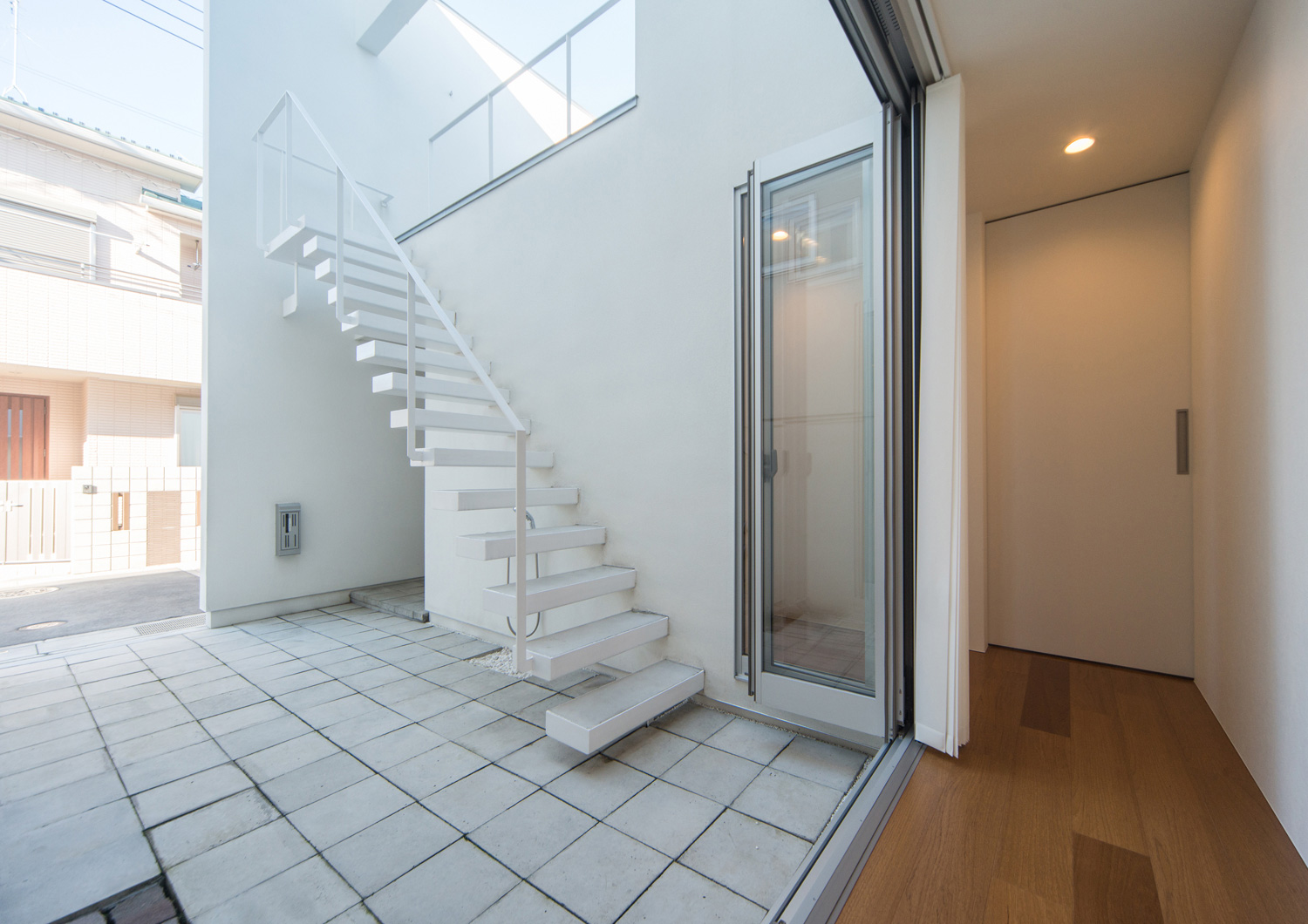 外階段のある中庭とフラットに繋がるフローリングの廊下・デザイン住宅 注文住宅・デザイン住宅建築実例_『CASE504 中庭と３つのテラスのある家』_中庭