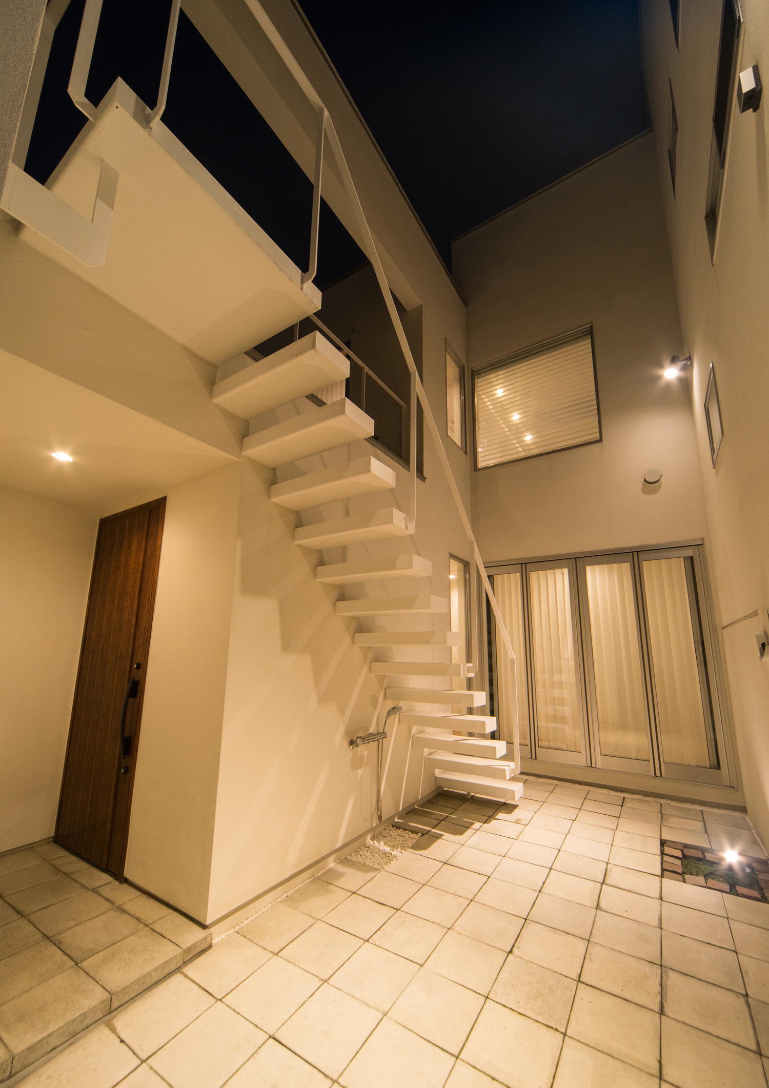 バルコニーに繋がる外階段がある中庭・デザイン住宅 注文住宅・デザイン住宅建築実例_『CASE504 中庭と３つのテラスのある家』_中庭