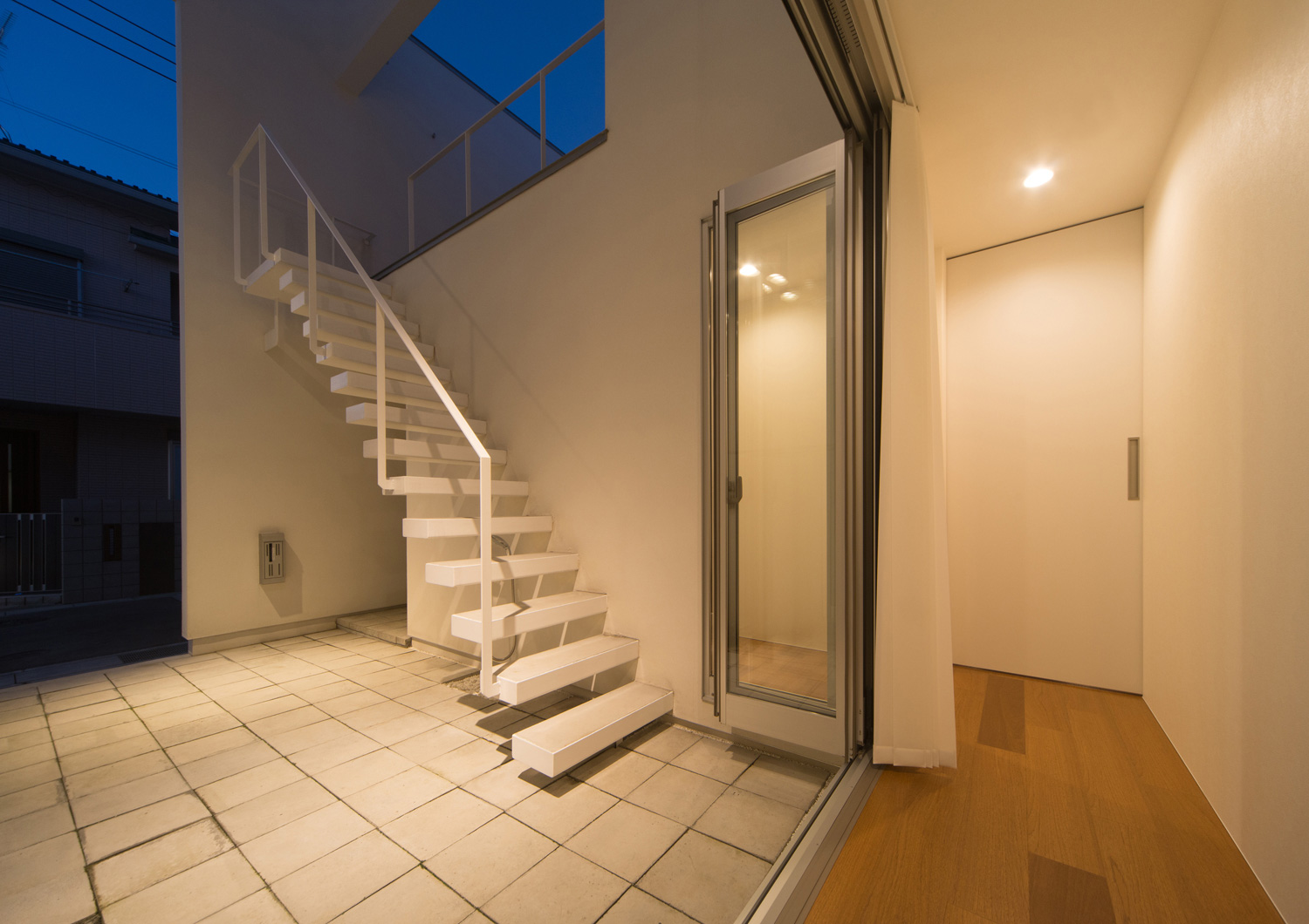 中庭と廊下がワイドオープン窓で仕切られたデザイン・デザイン住宅 注文住宅・デザイン住宅建築実例_『CASE504 中庭と３つのテラスのある家』_中庭