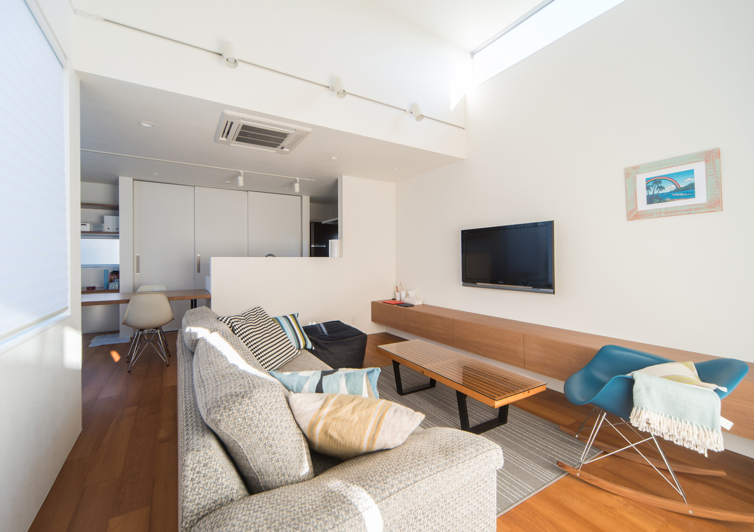 スリット窓から光が入る高天井のLDK・デザイン住宅 注文住宅・デザイン住宅建築実例_『CASE504 中庭と３つのテラスのある家』_LDK