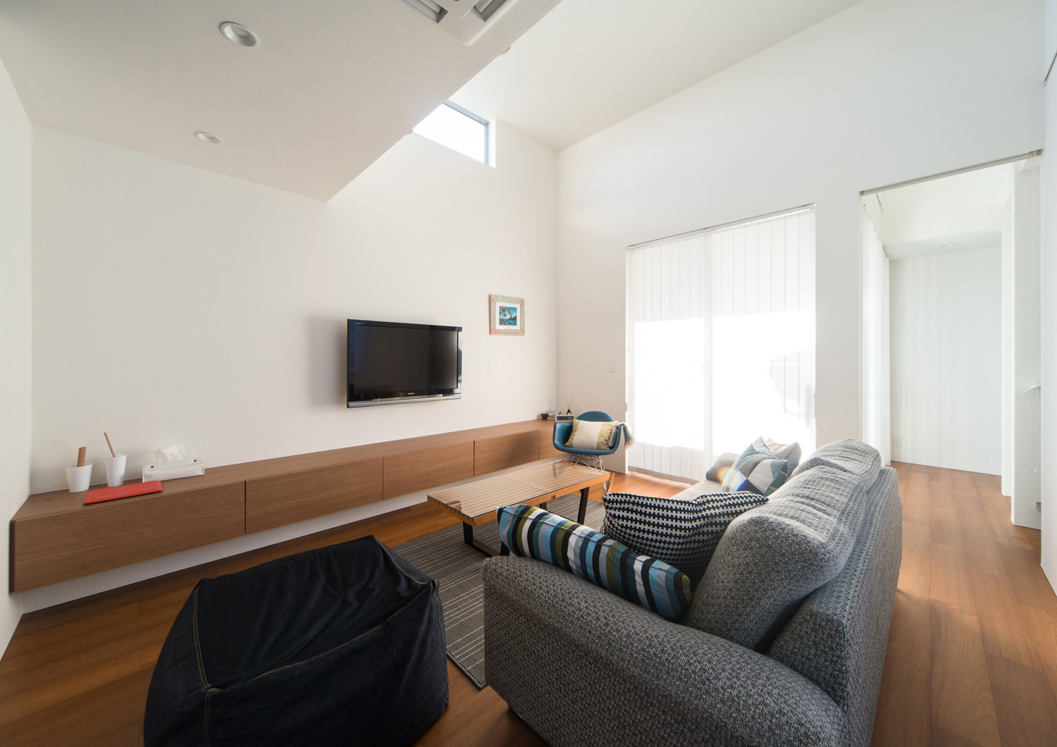 バルコニーに面した窓がある明るく開放感があるLDK・デザイン住宅 注文住宅・デザイン住宅建築実例_『CASE504 中庭と３つのテラスのある家』_LDK