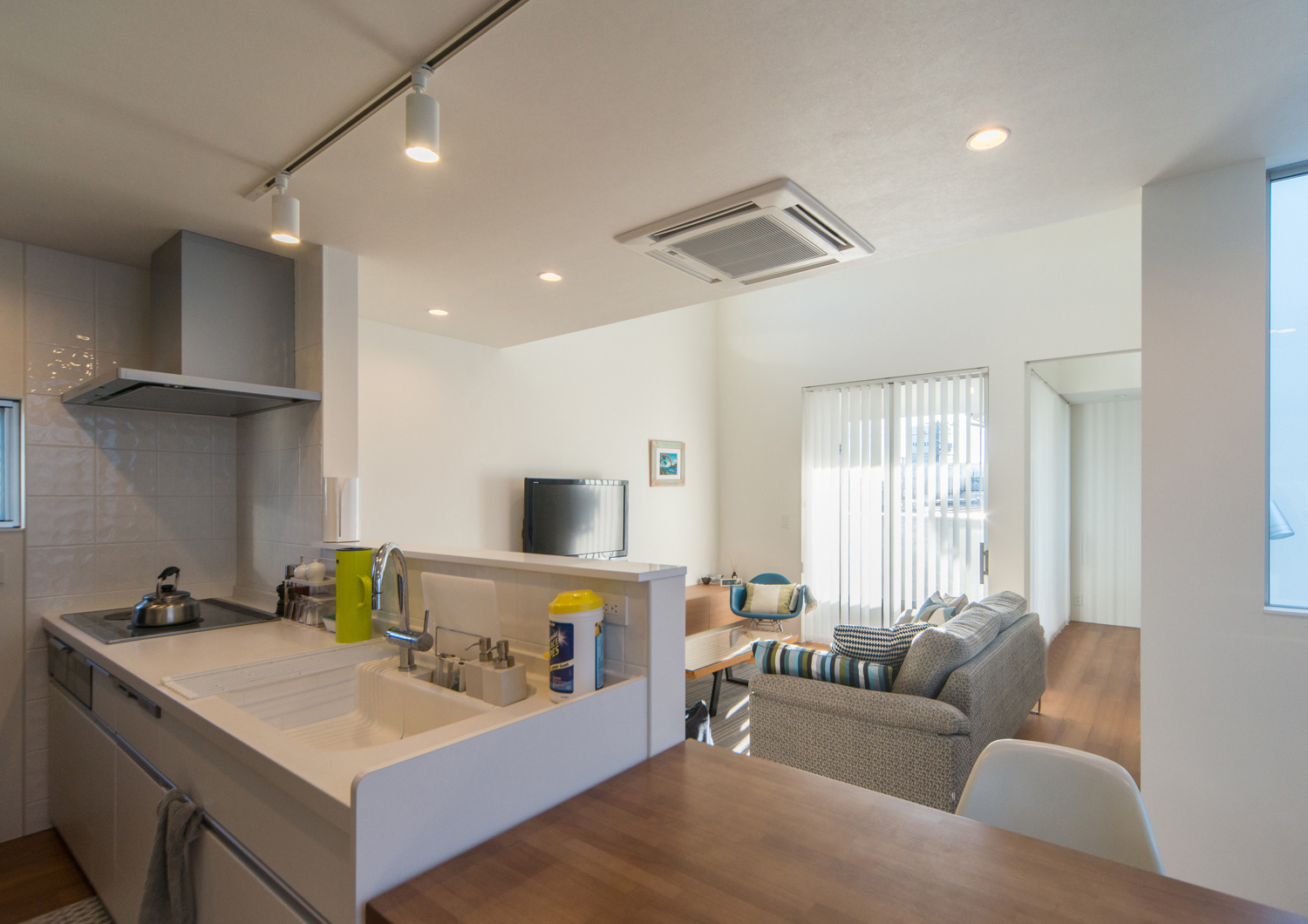 キッチンとダイニングテーブルが横並びになったコンパクトなLDK・デザイン住宅 注文住宅・デザイン住宅建築実例_『CASE504 中庭と３つのテラスのある家』_LDK