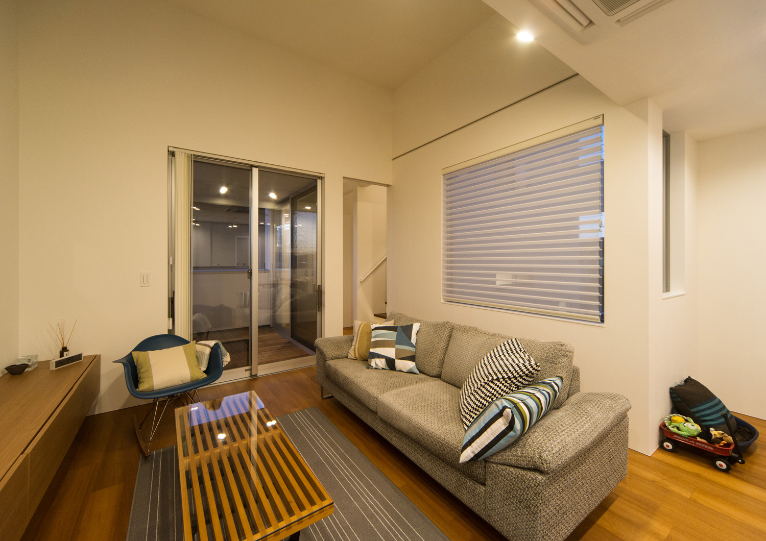 バルコニーとフラットに繋がるシンプルでおしゃれなLDK・デザイン住宅 注文住宅・デザイン住宅建築実例_『CASE504 中庭と３つのテラスのある家』_LDK