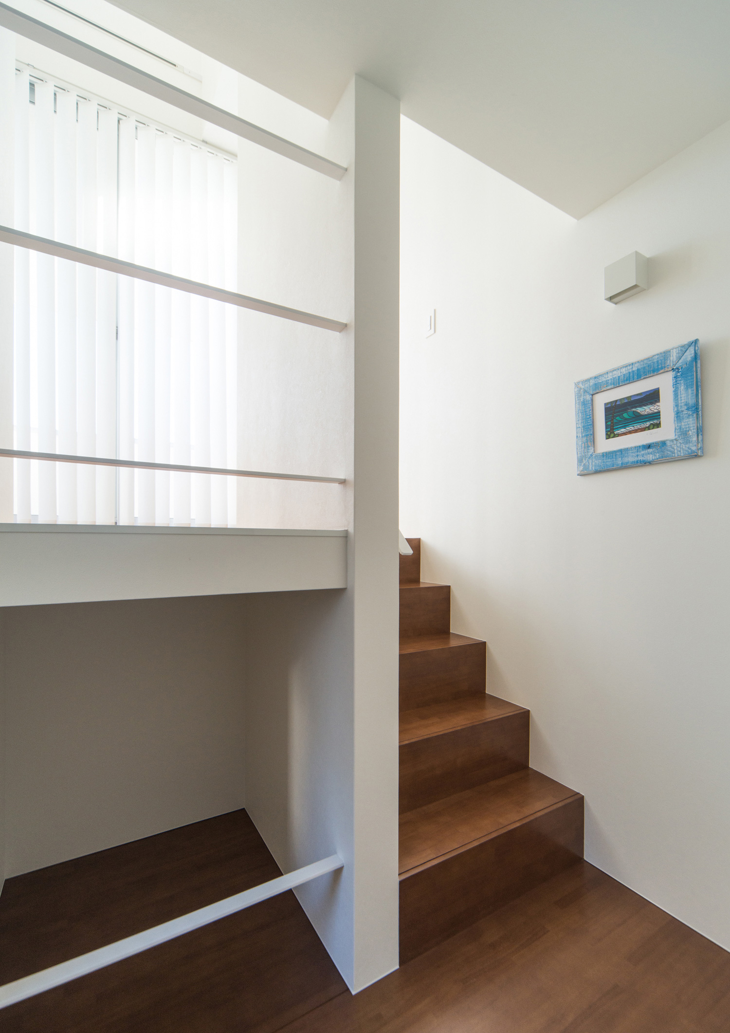 階段下に収納スペースを作った木の箱型階段・デザイン住宅 注文住宅・デザイン住宅建築実例_『CASE504 中庭と３つのテラスのある家』_階段