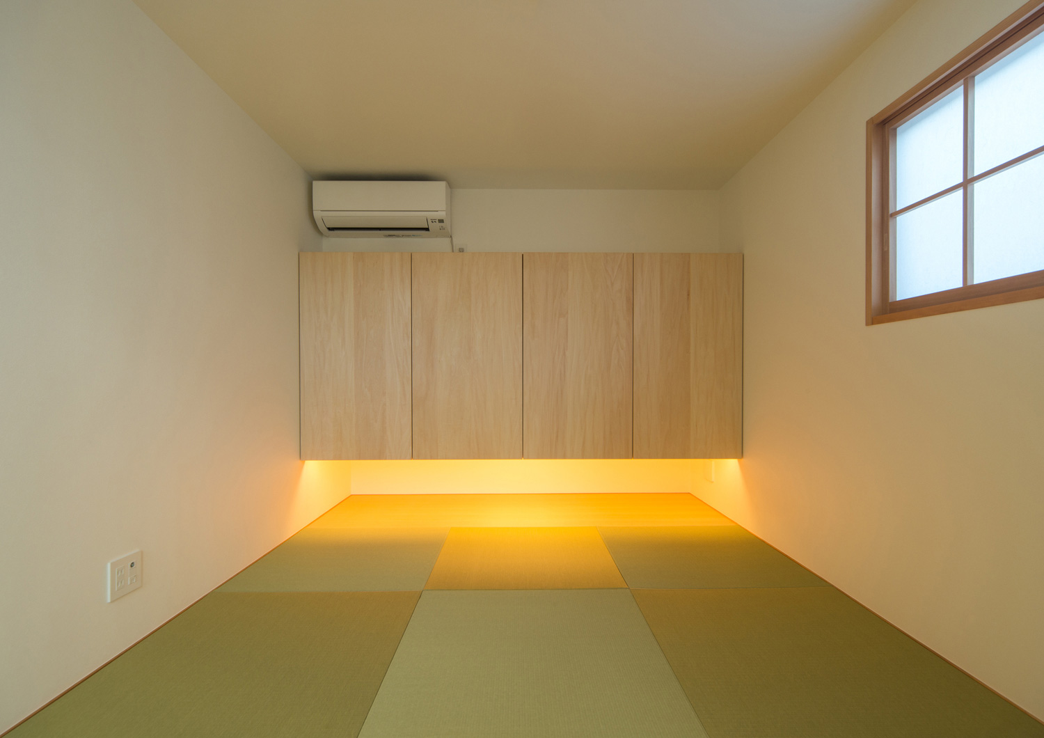 浮いたデザインの収納に間接照明を取り付けたモダンでおしゃれな和室・デザイン住宅 注文住宅・デザイン住宅建築実例_『CASE504 中庭と３つのテラスのある家』_和室