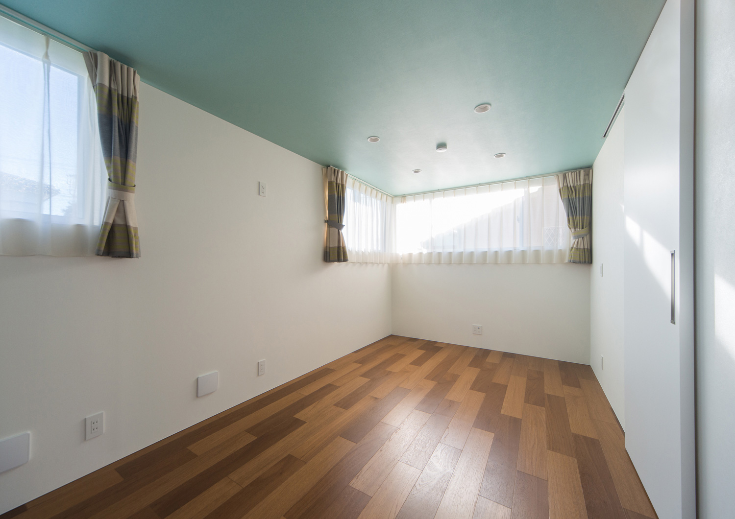 ミントグリーンの天井でコーナー窓がある子供部屋・デザイン住宅 注文住宅・デザイン住宅建築実例_『CASE504 中庭と３つのテラスのある家』_子供部屋