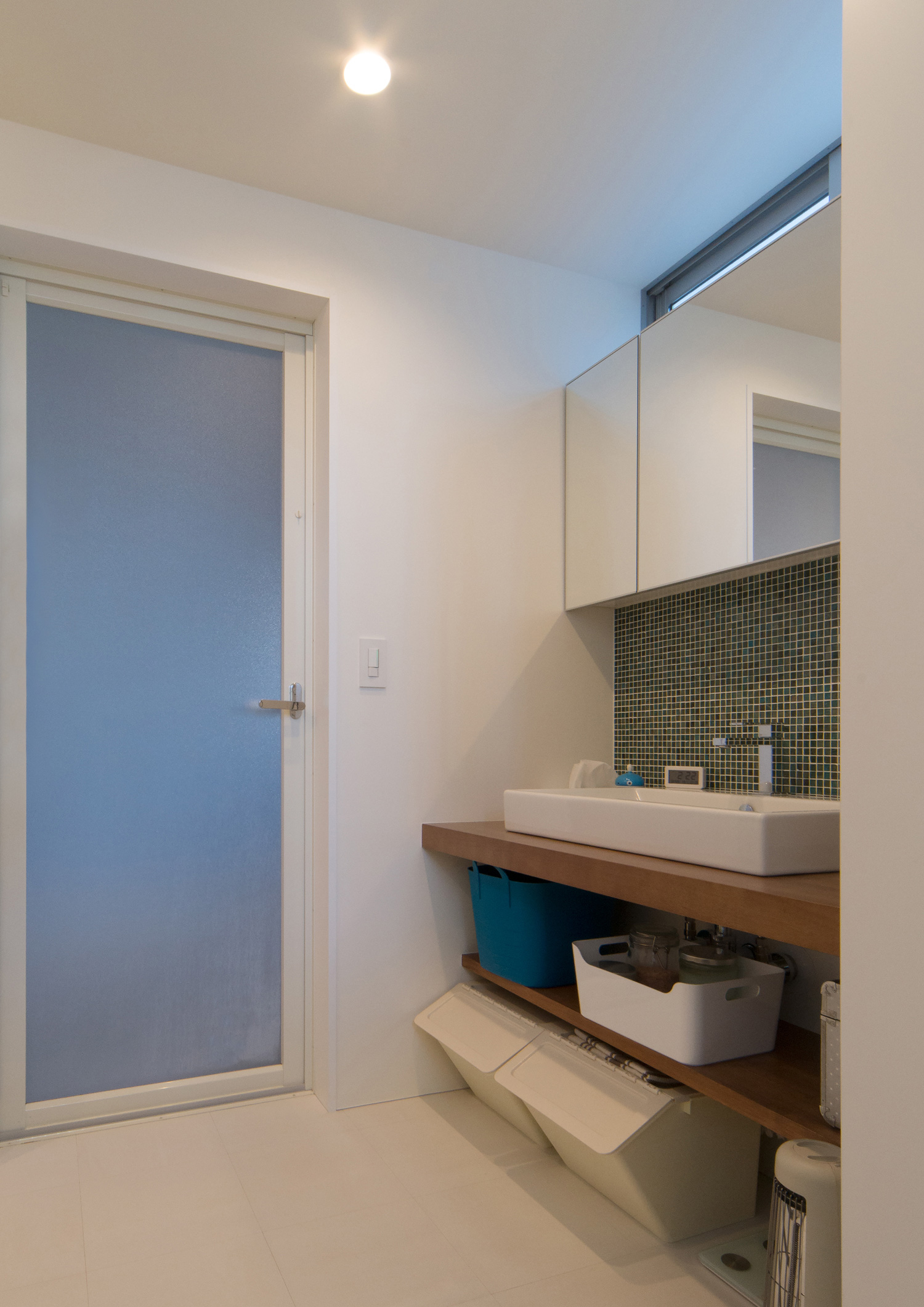 タイルのアクセントウォールがあるシンプルでおしゃれな洗面所・デザイン住宅 注文住宅・デザイン住宅建築実例_『CASE504 中庭と３つのテラスのある家』_浴室・洗面所