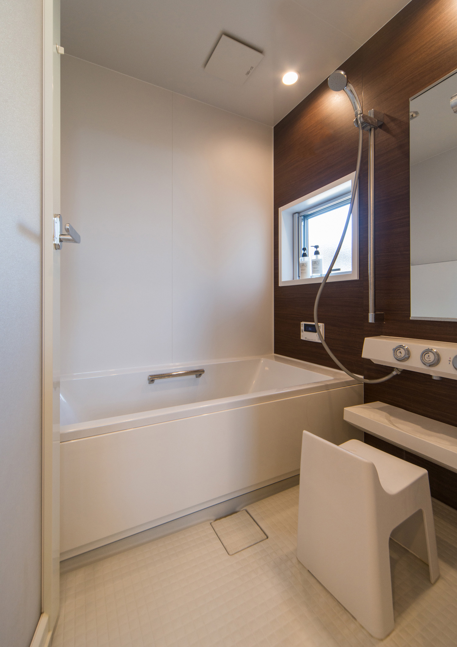 壁の一部が木目になっている浴室・デザイン住宅 注文住宅・デザイン住宅建築実例_『CASE504 中庭と３つのテラスのある家』_浴室・洗面所