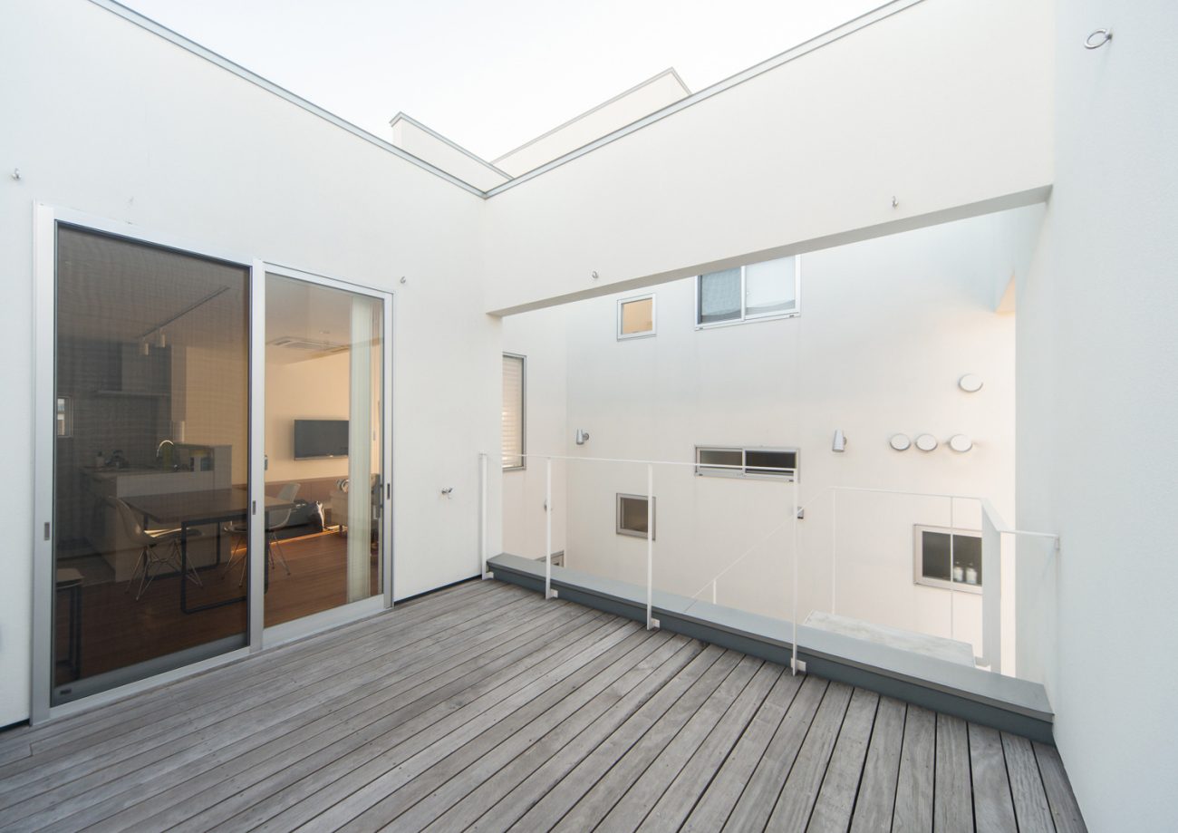 LDKと繋がるウッドデッキのバルコニー・デザイン住宅 注文住宅・デザイン住宅建築実例_『CASE504 中庭と３つのテラスのある家』_テラス・バルコニー