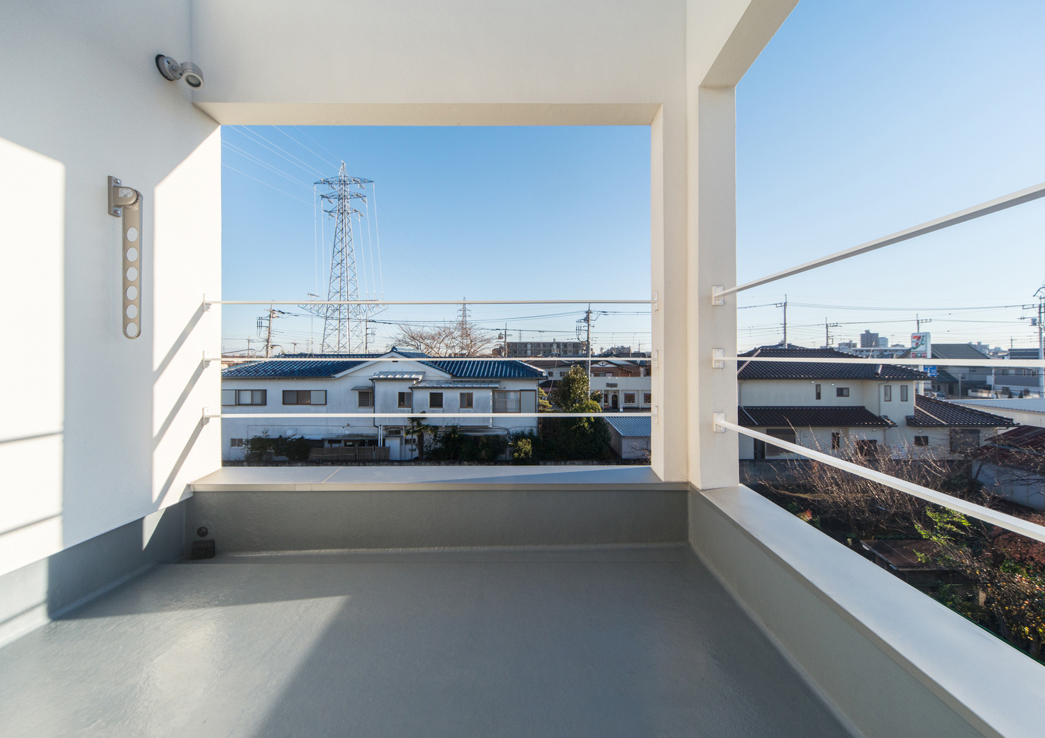 物干し金具のあるルーフバルコニーから見渡した景色・デザイン住宅 注文住宅・デザイン住宅建築実例_『CASE504 中庭と３つのテラスのある家』_テラス・バルコニー