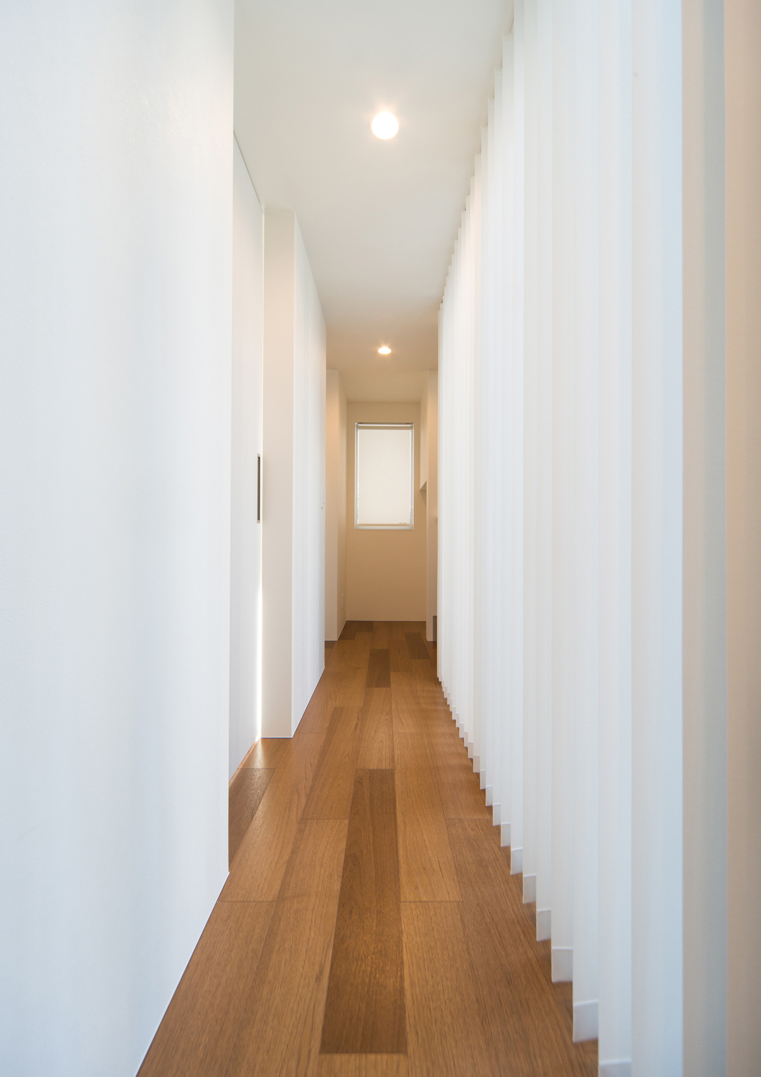 突き当りに窓を取りつけたフローリングの廊下・デザイン住宅 注文住宅・デザイン住宅建築実例_『CASE504 中庭と３つのテラスのある家』_廊下