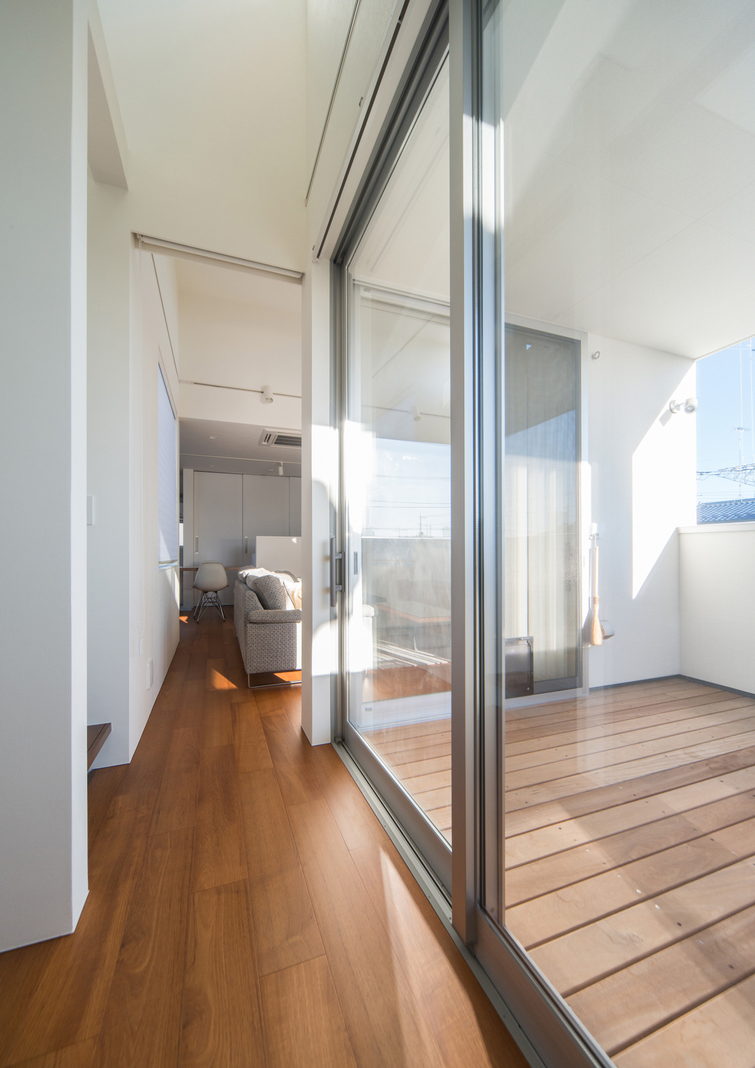 バルコニーを囲むように窓を取り付けたLDK・デザイン住宅 注文住宅・デザイン住宅建築実例_『CASE504 中庭と３つのテラスのある家』_廊下