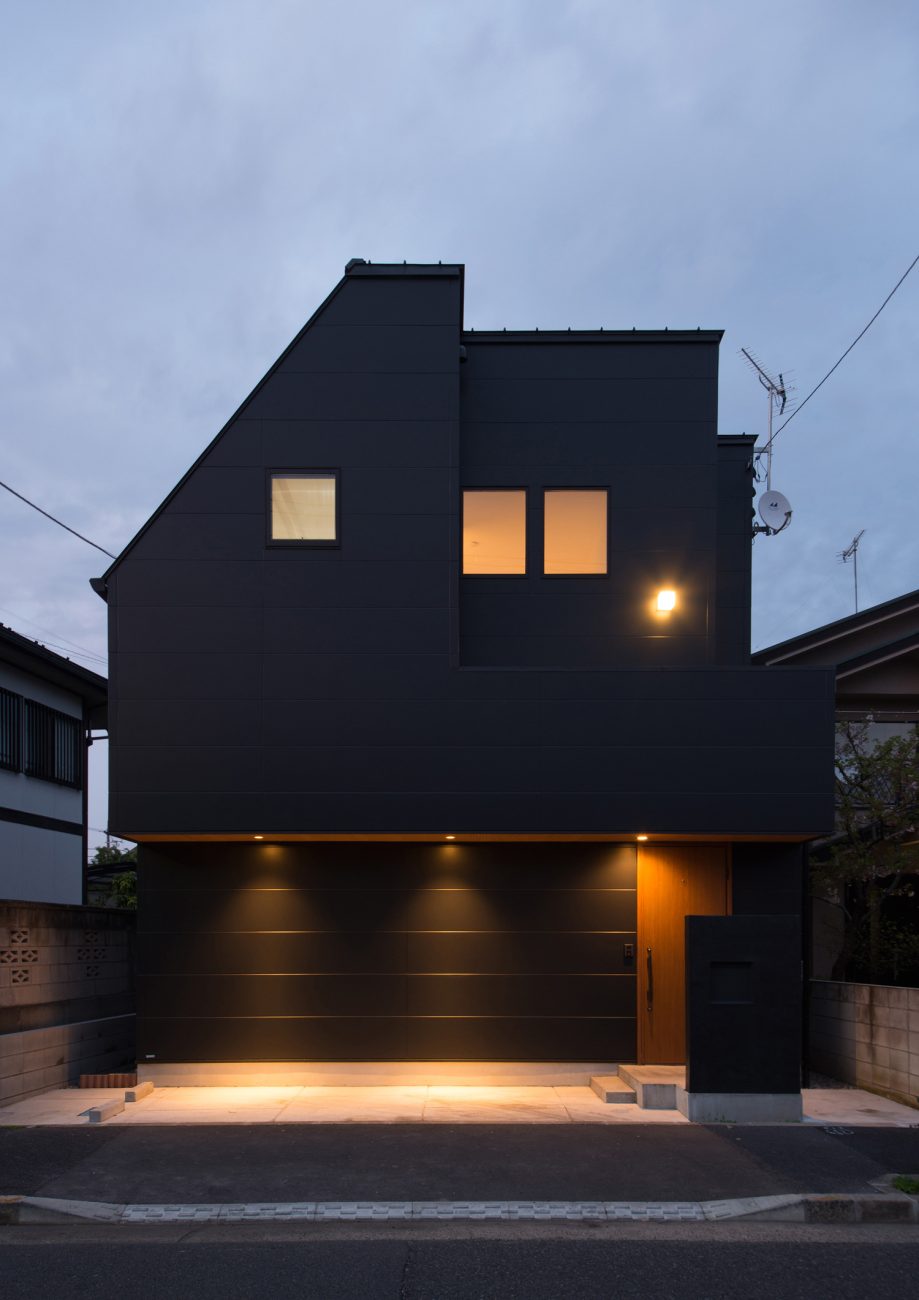 玄関アプローチの軒天井に照明を取りつけた黒い外壁の家・デザイン住宅 注文住宅・デザイン住宅建築実例_『CASE507 重なる家』_外観