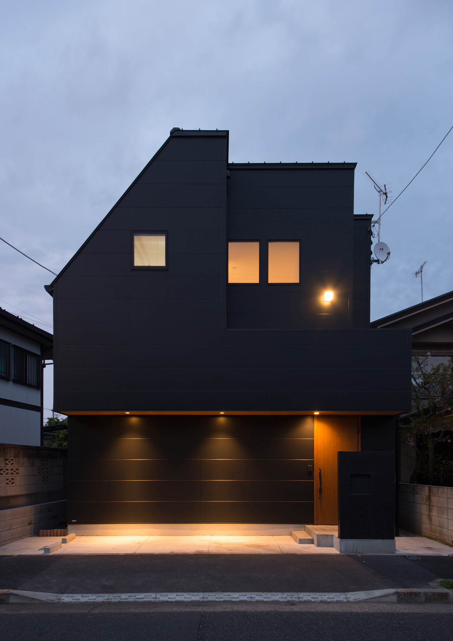 玄関アプローチの軒天井に照明を取りつけた黒い外壁の家・デザイン住宅 注文住宅・デザイン住宅建築実例_『CASE507 重なる家』_外観