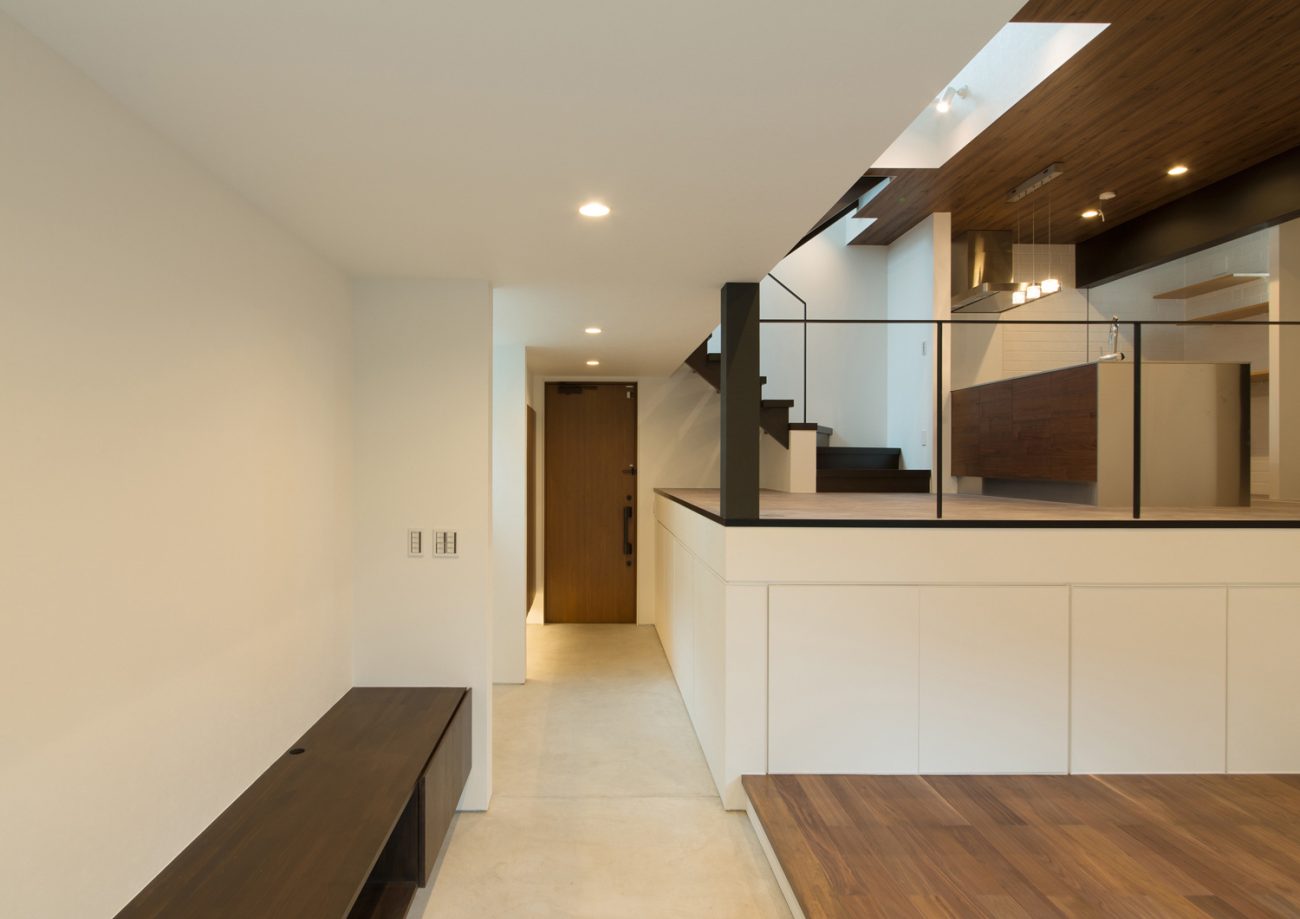 木のベンチがある細長い土間玄関・デザイン住宅 注文住宅・デザイン住宅建築実例_『CASE507 重なる家』_玄関