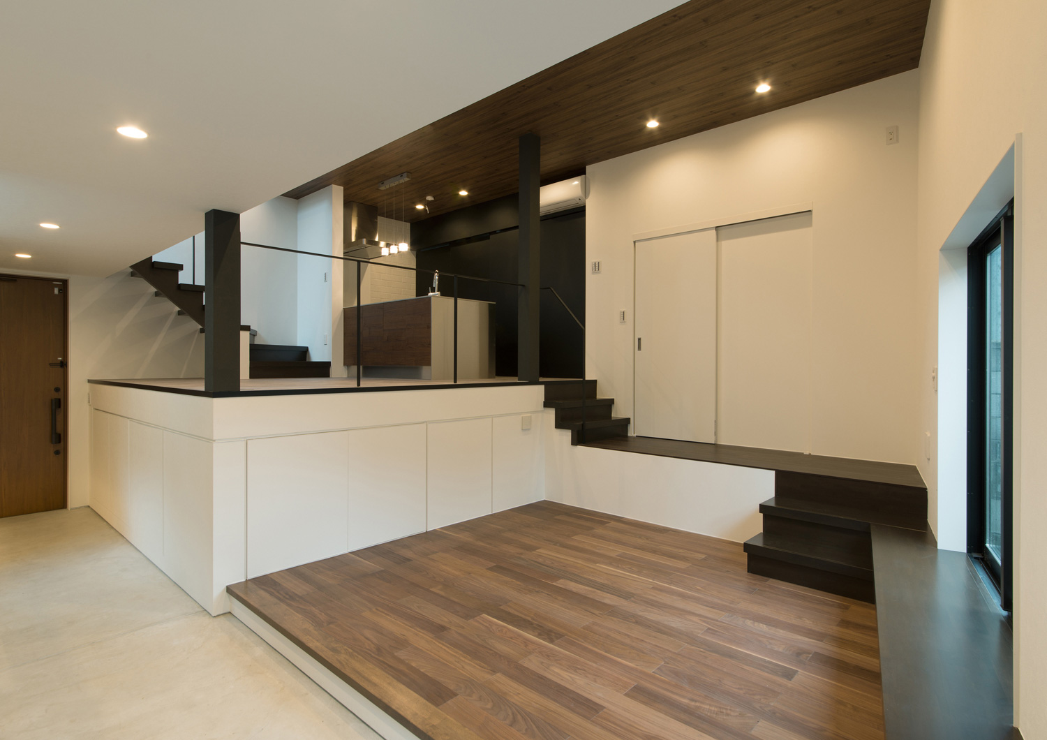 土間玄関のそばにあるフローリングのスキップフロア・デザイン住宅 注文住宅・デザイン住宅建築実例_『CASE507 重なる家』_LDK